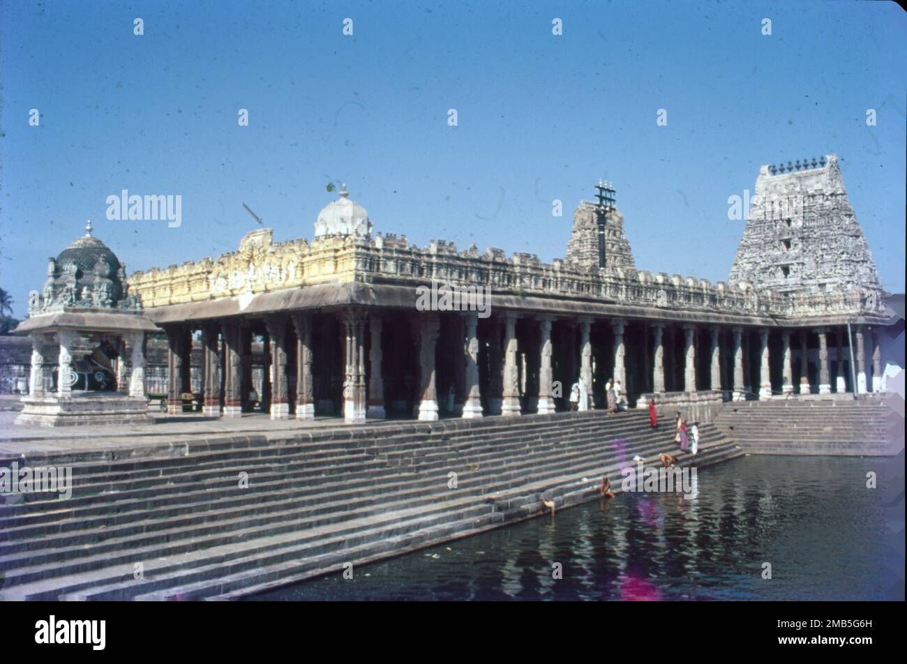 Der Ekambareswarar-Tempel ist ein hinduistischer Tempel, der der Gottheit Shiva gewidmet ist. Er befindet sich in der Stadt Kanchipuram in Tamil Nadu, Indien. Es ist für die Hindu-Sekte von Saivism bedeutsam als einer der Tempel, die mit den fünf Elementen verbunden sind, den Pancha Bhoota Stalas, und insbesondere das Element der Erde, Oder Prithvi. Dieser große Shiva-Tempel, ursprünglich von den Pallavas erbaut und später von den Königen Chola und Vijayanagara verbessert, hat fünf Prakarams (Gehege) und einen Saal mit tausend Säulen. Die riesigen Außenwände und die Türme (Gopuram) wurden 1509 v. Chr. von Krishna Deva Raya erbaut. Stockfoto