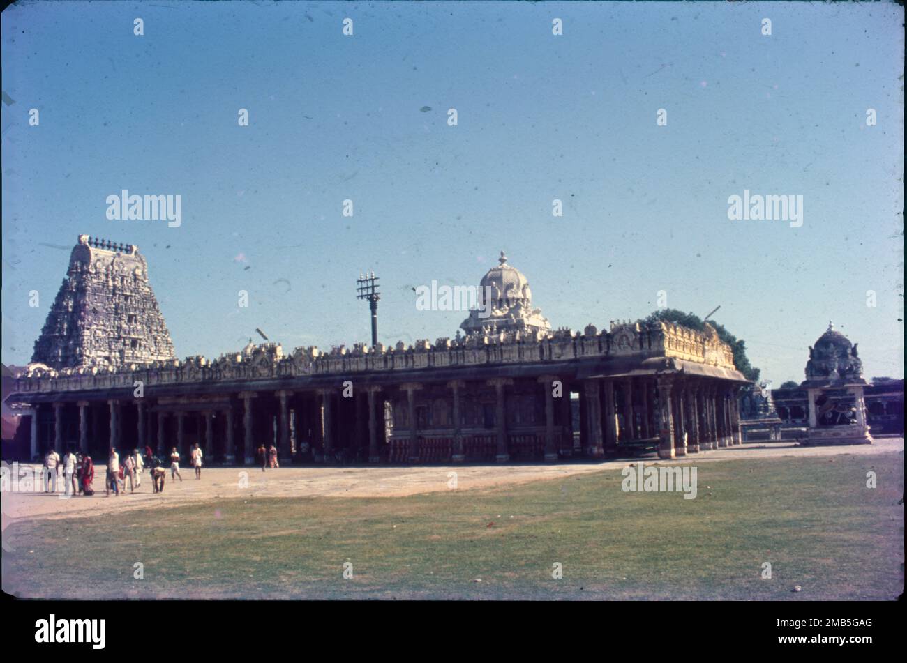 Der Ekambareswarar-Tempel ist ein hinduistischer Tempel, der der Gottheit Shiva gewidmet ist. Er befindet sich in der Stadt Kanchipuram in Tamil Nadu, Indien. Es ist für die Hindu-Sekte von Saivism bedeutsam als einer der Tempel, die mit den fünf Elementen verbunden sind, den Pancha Bhoota Stalas, und insbesondere das Element der Erde, Oder Prithvi. Dieser große Shiva-Tempel, ursprünglich von den Pallavas erbaut und später von den Königen Chola und Vijayanagara verbessert, hat fünf Prakarams (Gehege) und einen Saal mit tausend Säulen. Die riesigen Außenwände und die Türme (Gopuram) wurden 1509 v. Chr. von Krishna Deva Raya erbaut. Stockfoto