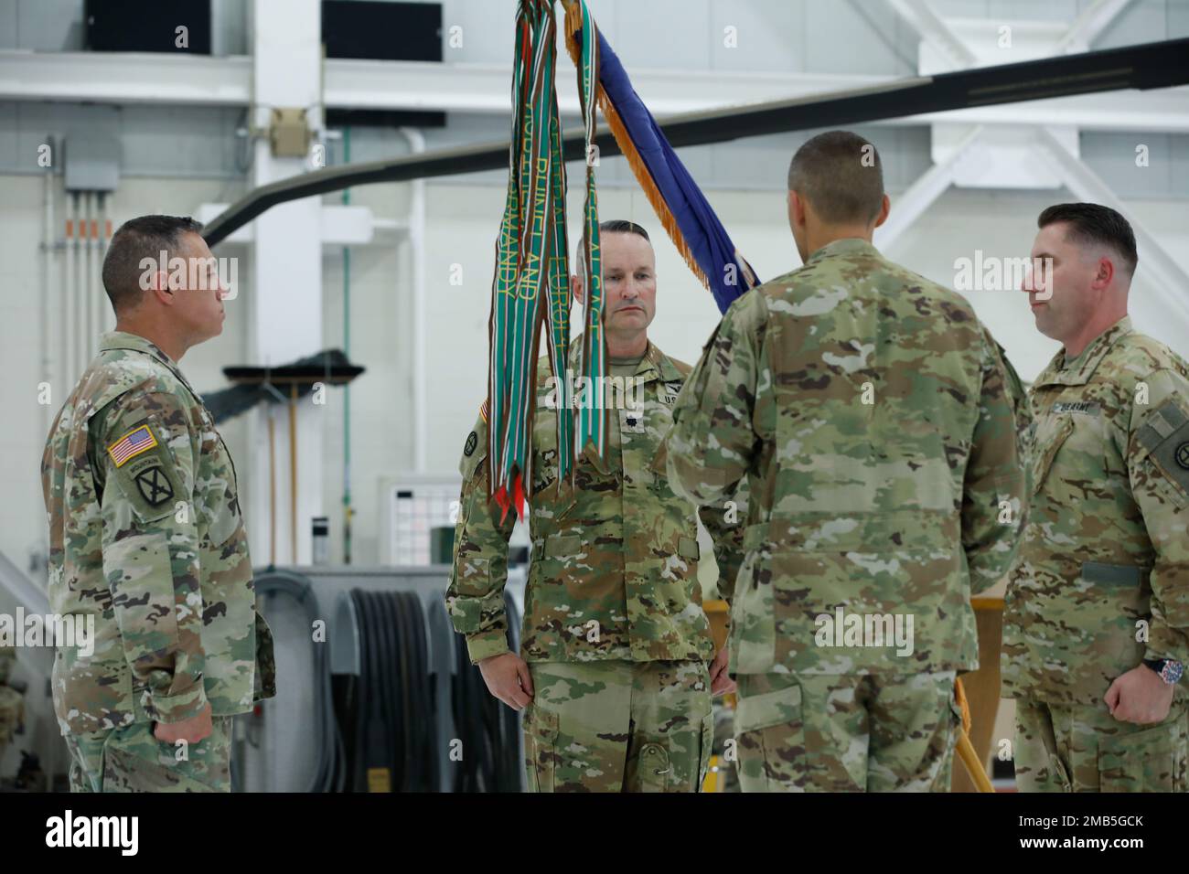 Am 12. Juni 2022 führte das 1/135.-Kampfhubschrauber-Bataillon eine Zeremonie zum Kommandowechsel auf der Whiteman Air Force Base, Missouri, durch. Die Zeremonien zum Kommandowechsel sind eine formelle Anerkennung eines ausscheidenden Kommandanten, der seine Pflichten und Verantwortlichkeiten an einen neuen Kommandanten weitergibt. Stockfoto
