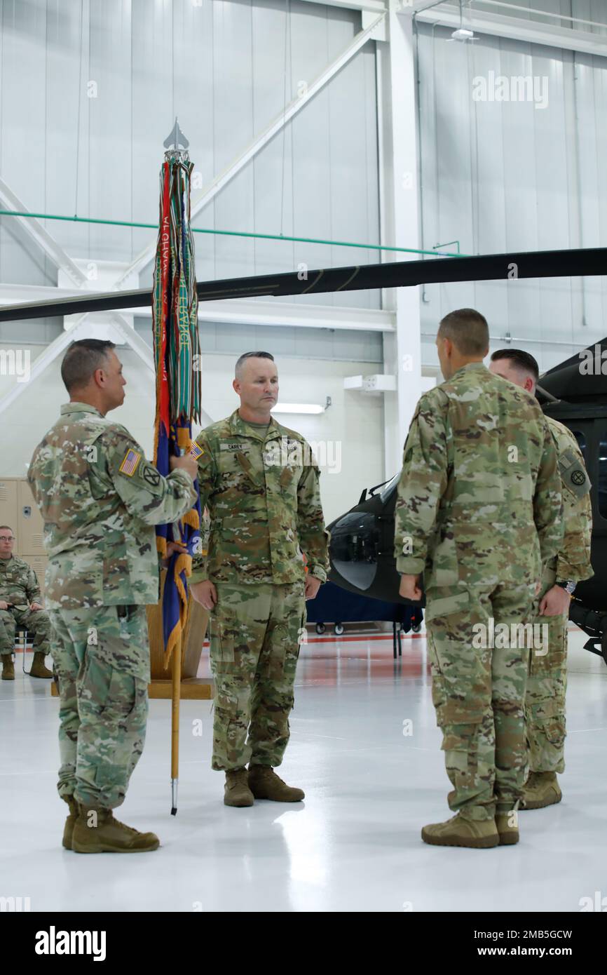 Am 12. Juni 2022 führte das 1/135.-Kampfhubschrauber-Bataillon eine Zeremonie zum Kommandowechsel auf der Whiteman Air Force Base, Missouri, durch. Die Zeremonien zum Kommandowechsel sind eine formelle Anerkennung eines ausscheidenden Kommandanten, der seine Pflichten und Verantwortlichkeiten an einen neuen Kommandanten weitergibt. Stockfoto