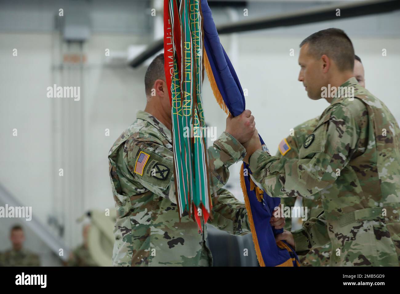 Am 12. Juni 2022 führte das 1/135.-Kampfhubschrauber-Bataillon eine Zeremonie zum Kommandowechsel auf der Whiteman Air Force Base, Missouri, durch. Die Zeremonien zum Kommandowechsel sind eine formelle Anerkennung eines ausscheidenden Kommandanten, der seine Pflichten und Verantwortlichkeiten an einen neuen Kommandanten weitergibt. Stockfoto