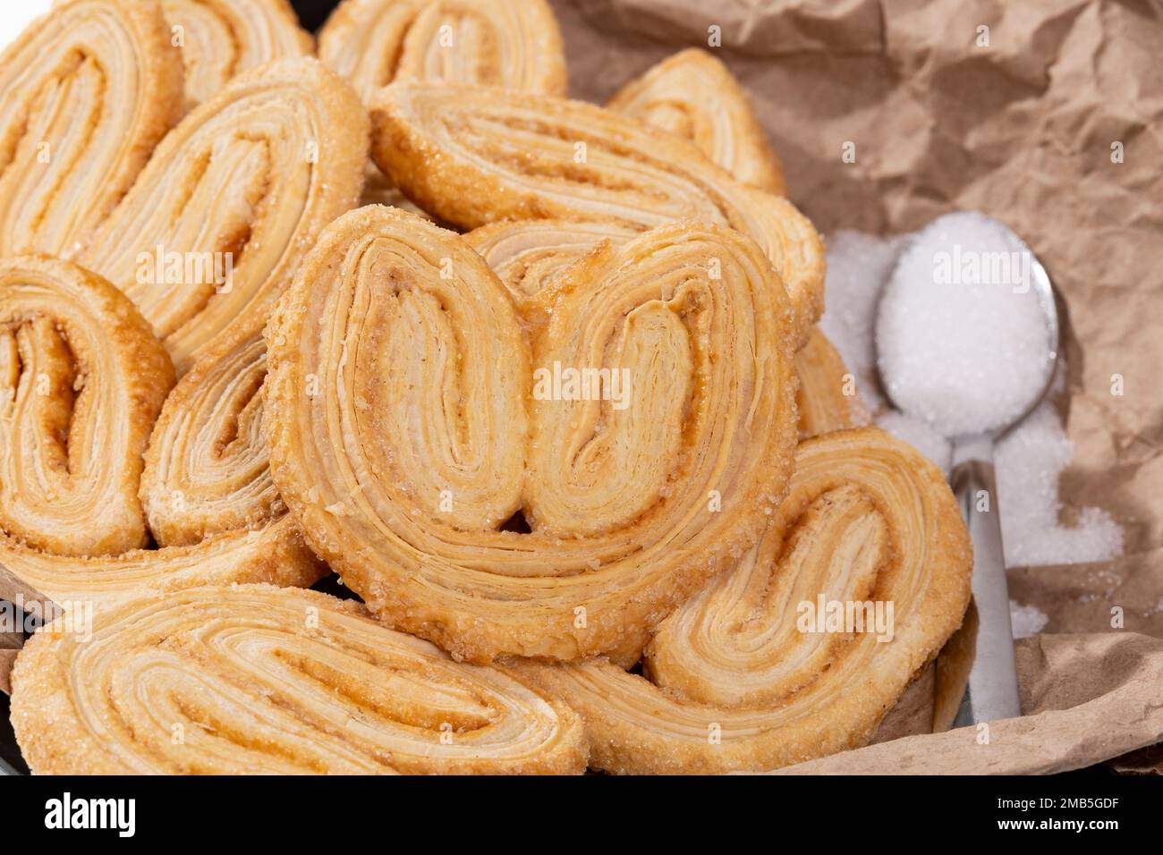 Bäckerei Und Gebäck - Leckere Blätterteigherzen Mit Zucker Stockfoto