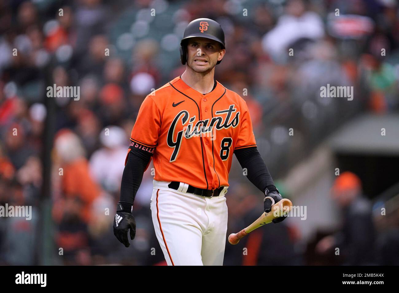 San Francisco Giants' Tommy La Stella walks back to the dugout after striking out with the bases loaded during the first inning of the team's baseball game against the Chicago White Sox in San Francisco, Friday, July 1, 2022. (AP Photo/Eric Risberg) Stockfoto