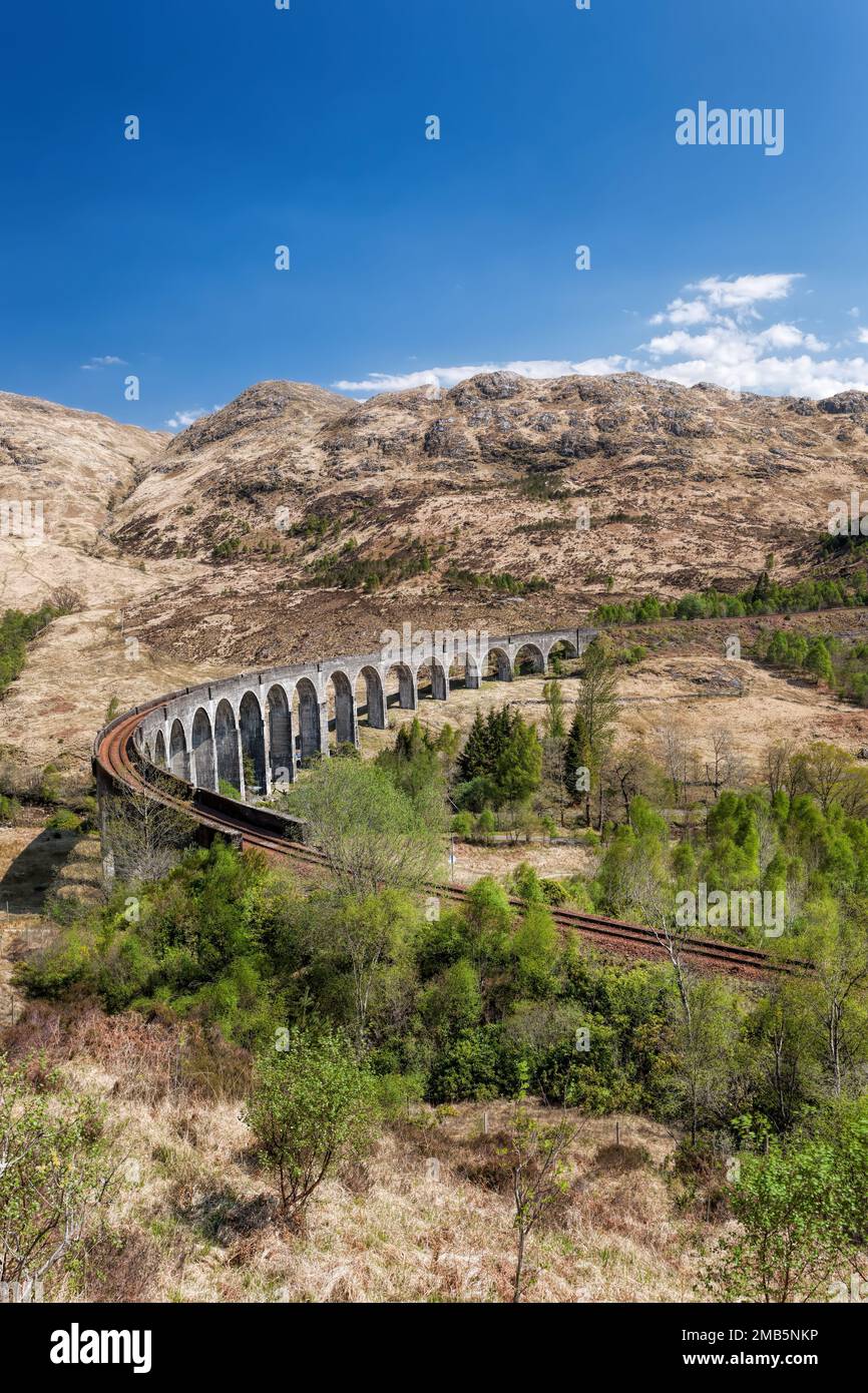 Das berühmte Glenfinnan Railway Viaduct mit wunderschöner Landschaft in Schottland, Großbritannien Stockfoto