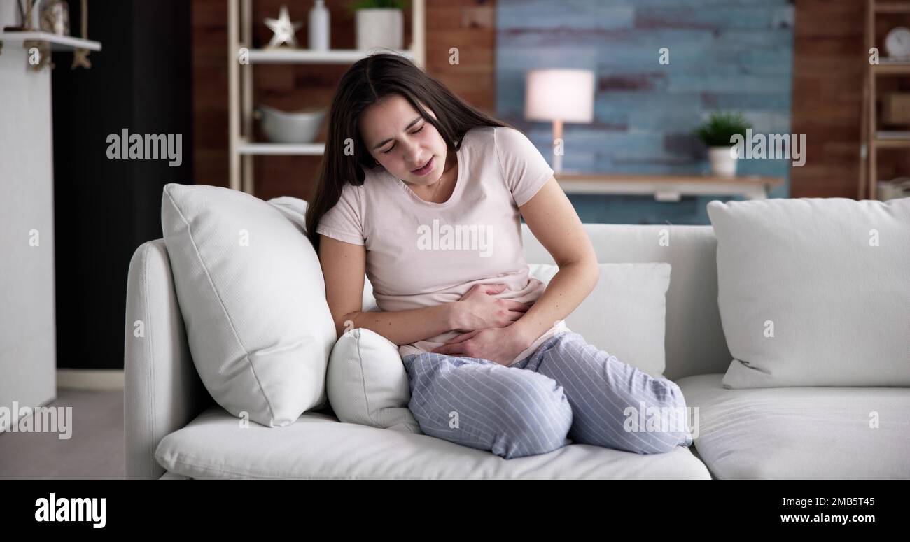 Frau mit PMS und Magen Verdauungsproblem Stockfoto