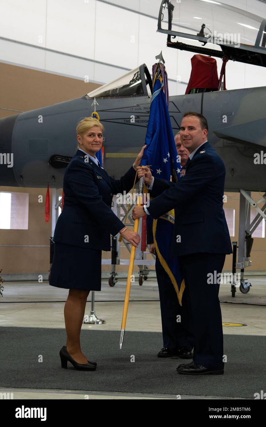 USA Luftwaffenbrücke. General Virginia Gaglio, Air Component Commander der Massachusetts National Guard, erhält den wing-leitfaden von Oberst Tom „Sling“ Bladen, Wing-Befehlshaber des 104. Kampfflügels, während einer Zeremonie zum Kommandowechsel am 12. Juni 2022 am Luftwaffenstützpunkt Barnes, Massachusetts. Oberst David „Moon“ Halasi-Kun wurde zum neuen Befehlshaber des Flügels der 104FUL ernannt. Eine Zeremonie zum Kommandowechsel ist eine militärische Tradition, die die formelle Übertragung der Verantwortung einer Einheit von einem kommandierenden Offizier auf einen anderen darstellt. Stockfoto