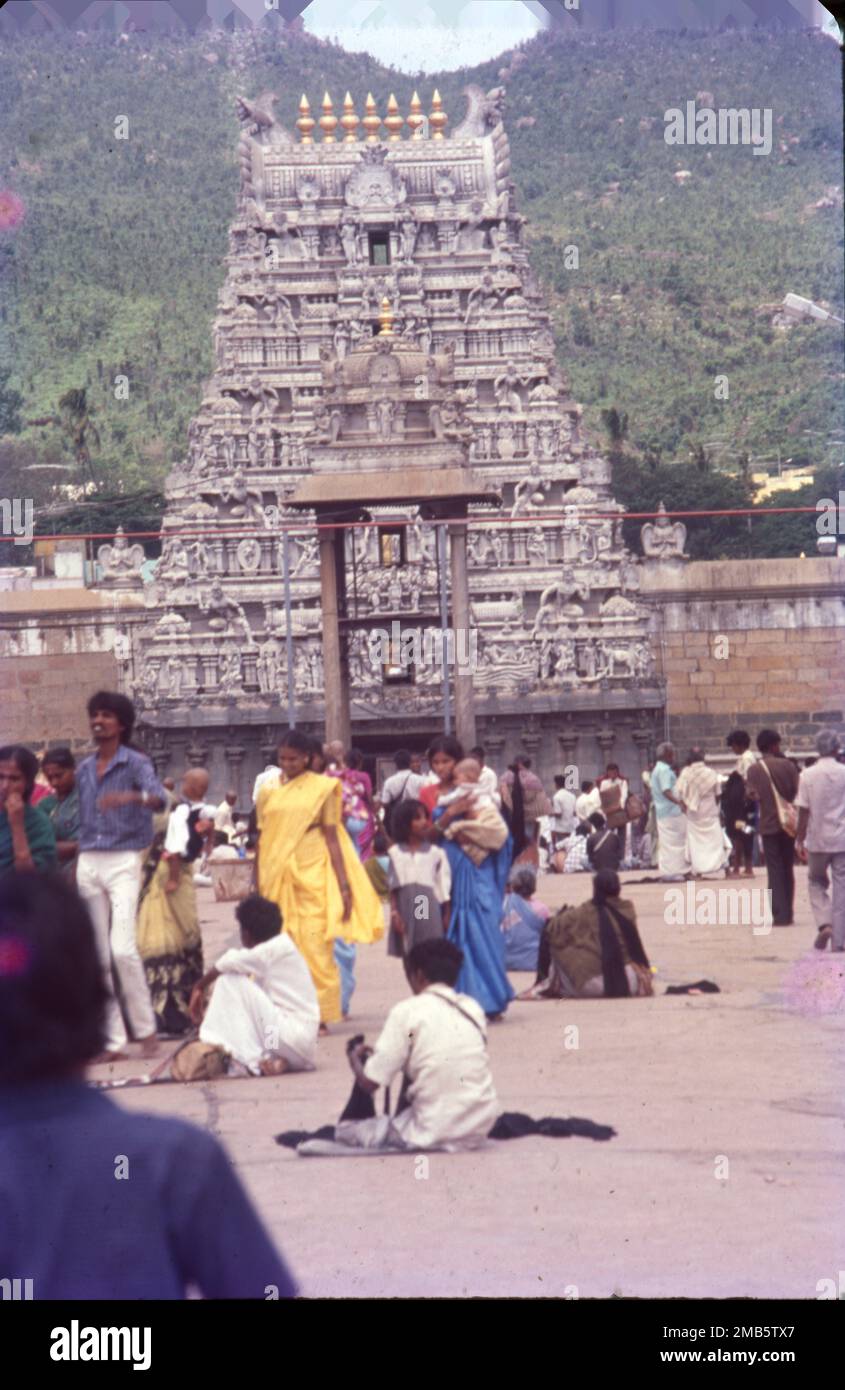 Der Sri Venkateswara Swami Vaari Tempel ist ein hinduistischer Tempel in der Bergstadt Tirumala in Tirupati im Tirupati-Viertel von Andhra Pradesh, Indien. Der Tempel ist Venkateswara gewidmet, einer Form von Vishnu, von der man annimmt, dass er auf der Erde erschienen ist, um die Menschheit vor den Prüfungen und Problemen von Kali Yuga zu retten. Hindu-Tempel in der Bergstadt Tirumala in Tirupati im Tirupati-Viertel von Andhra Pradesh, Indien. Stockfoto