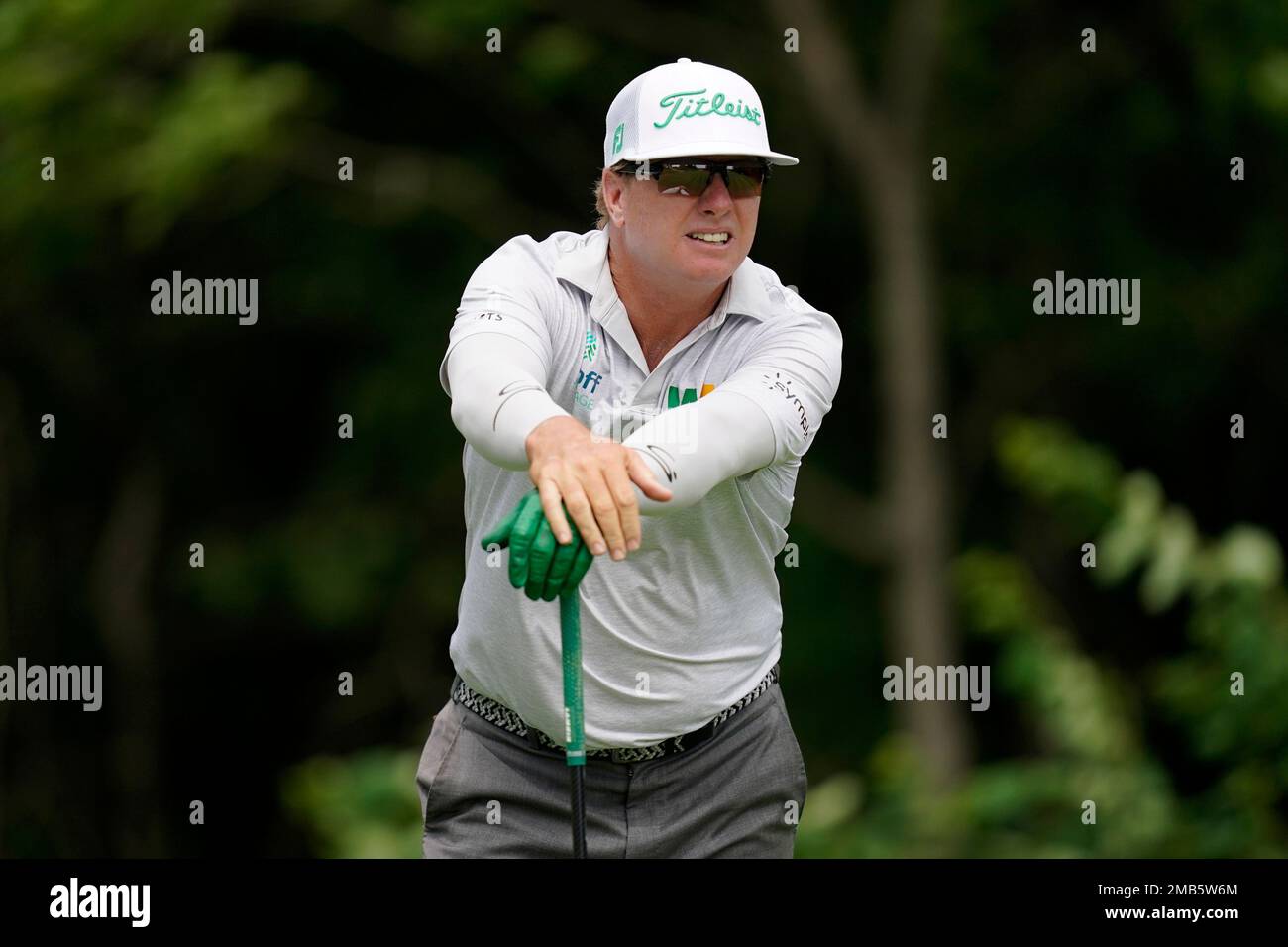 Charley Hoffman watches his shot off the second tee during the first round of the John Deere Classic golf tournament, Thursday, June 30, 2022, at TPC Deere Run in Silvis, Ill. (AP Photo/Charlie Neibergall) Stockfoto