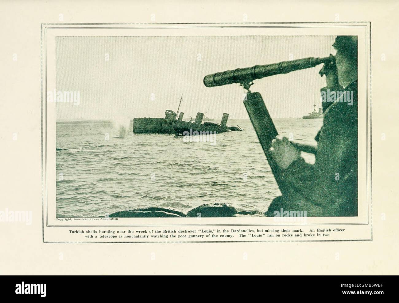 Türkische Granaten in der Nähe des Zerstörers Louis aus dem Buch The Story of the Great war; die vollständigen historischen Aufzeichnungen der Ereignisse bis dato VON REYNOLDS, Francis Joseph, 1867-1937; Churchill, Allen Leon; Miller, Francis Trevelyan, 1877-1959; Wood, Leonard, 1860-1927; Knight, Austin Melvin, 1854-1927; Palmer, Frederick, 1873-1958; Simonds, Frank Herbert, 1878-; Ruhl, Arthur Brown, 1876 – Band VIII Veröffentlicht 1920 Stockfoto