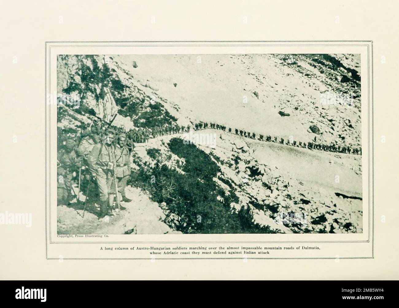 Kolumne der ungarischen Truppen in Dalmatien aus dem Buch die Geschichte des Großen Krieges; die vollständigen historischen Aufzeichnungen der Ereignisse bis dato DIPLOMATISCHE UND STAATLICHE PAPIERE von Reynolds, Francis Joseph, 1867-1937; Churchill, Allen Leon; Miller, Francis Trevelyan, 1877-1959; Wood, Leonard, 1860-1927; Knight, Austin Melvin, 1854-1927; Palmer, Frederick, 1873-1958; Simonds, Frank Herbert, 1878-; Ruhl, Arthur Brown, 1876 – Band VIII Veröffentlicht 1920 Stockfoto