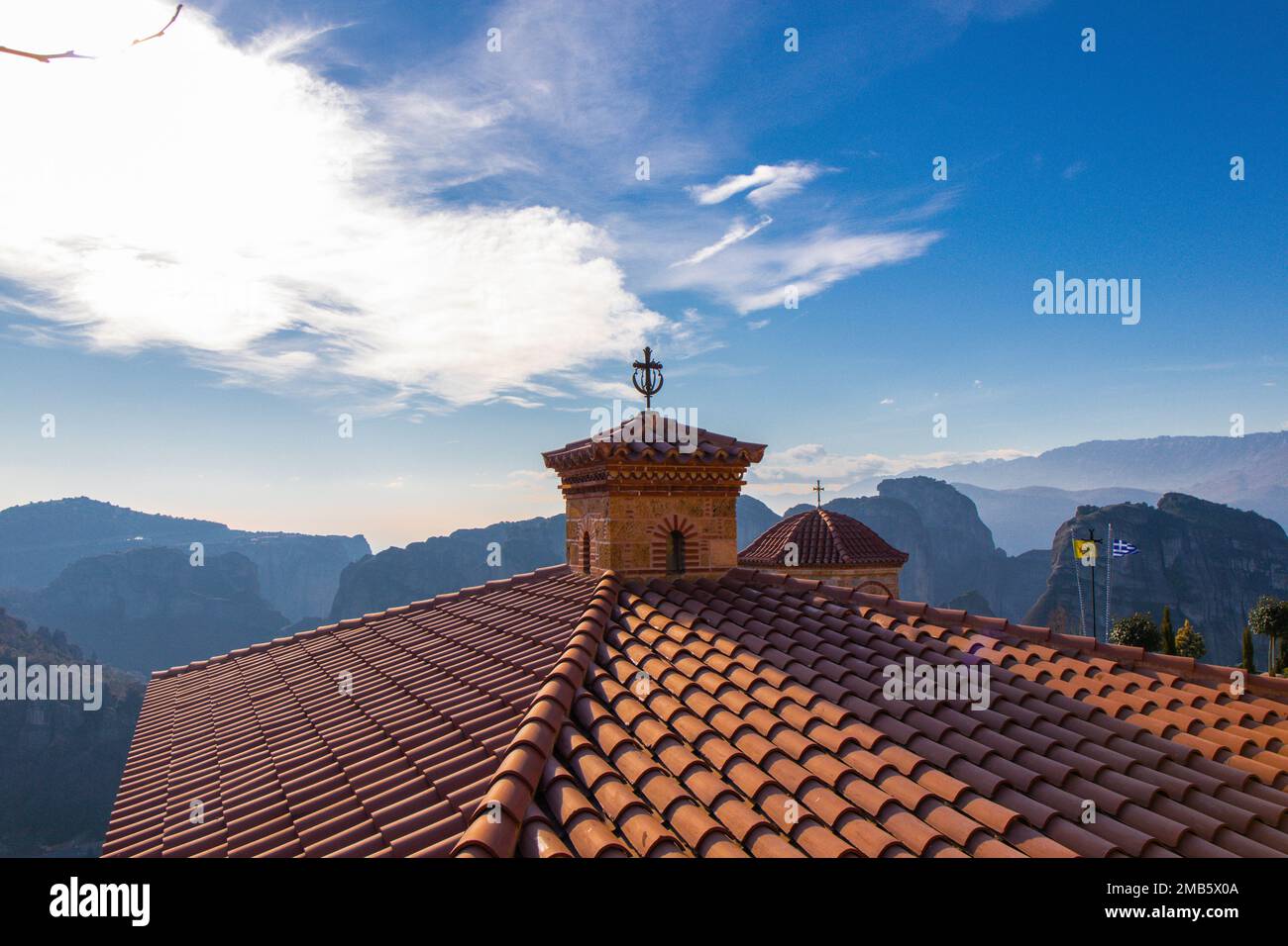 Ein wunderschönes Dach einer Kirche auf dem Berg. Stockfoto