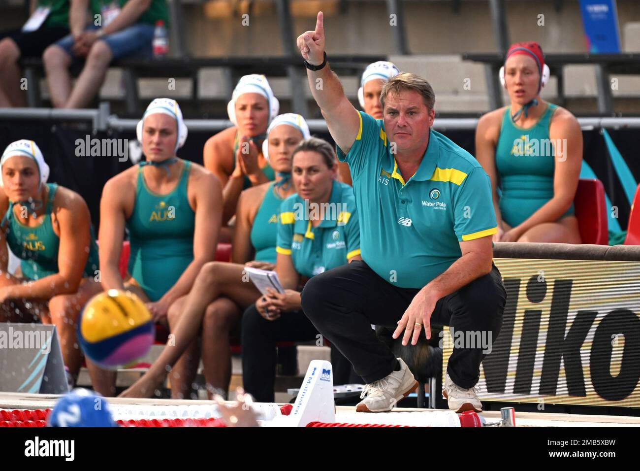 Australia head coach Paul Oberman gestures during the women's water polo classification match between Australia and Greece at the 19th FINA World Championships in Budapest, Hungary, Thursday, June 30, 2022. (AP Photo/Anna Szilagyi) Stockfoto