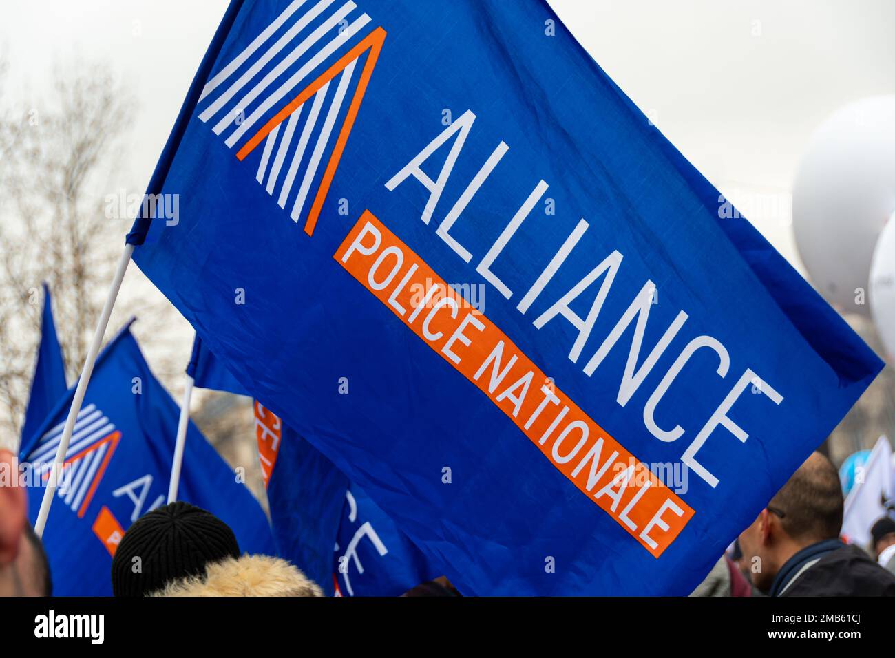 Das Logo der französischen Gewerkschaftsorganisation Alliance Police Nationale wurde auf einer blauen Flagge gedruckt und während eines protestmarsches aus nächster Nähe aufgenommen Stockfoto