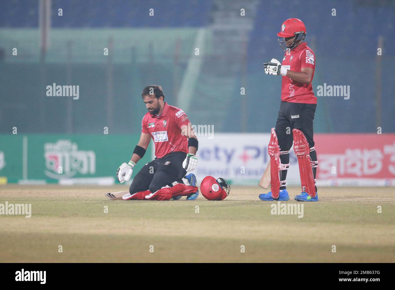 Fortune Barishal Batter Iftikhar Ahmed zerschmetterte neun Sechsen und sechs Vierer und trieb sich in eine Jungfrau aus dem T20. Jahrhundert gegen Rangpur-Reiter, um der zu werden Stockfoto