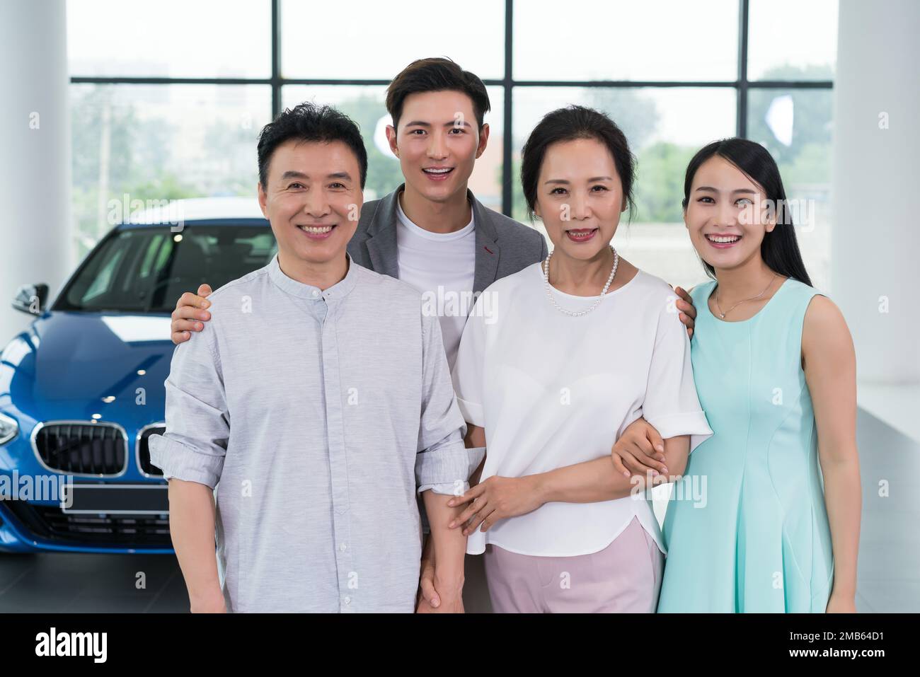 Eine Familie der Wahl und des Kaufs eines Autos Stockfoto