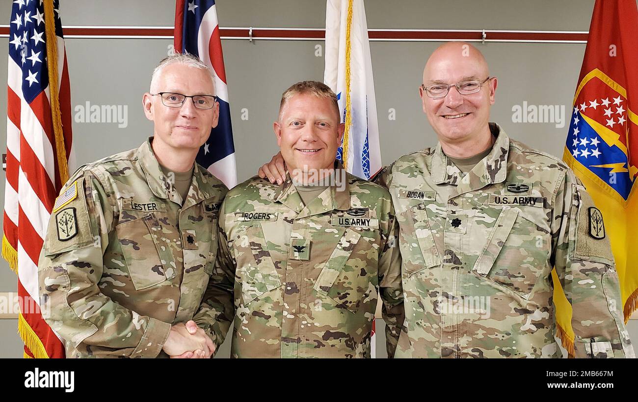 Von links, USA Oberstleutnant Alan Lester, 1. Bataillon, 174. Befehlshaber der Luftwaffenartillerie, Oberst Greg Rogers, 174. Befehlshaber der ADA-Brigade und LT. Oberst Larry Bogan, 2. Bataillon, 174. Befehlshaber des ADA-Regiments, posieren für ein Foto im Defense Supply Center Columbus in Whitehall, Ohio, 12. Juni 2022. Rogers wurde gerade zum Colonel befördert, in einer Zeremonie vor dem Foto. Stockfoto