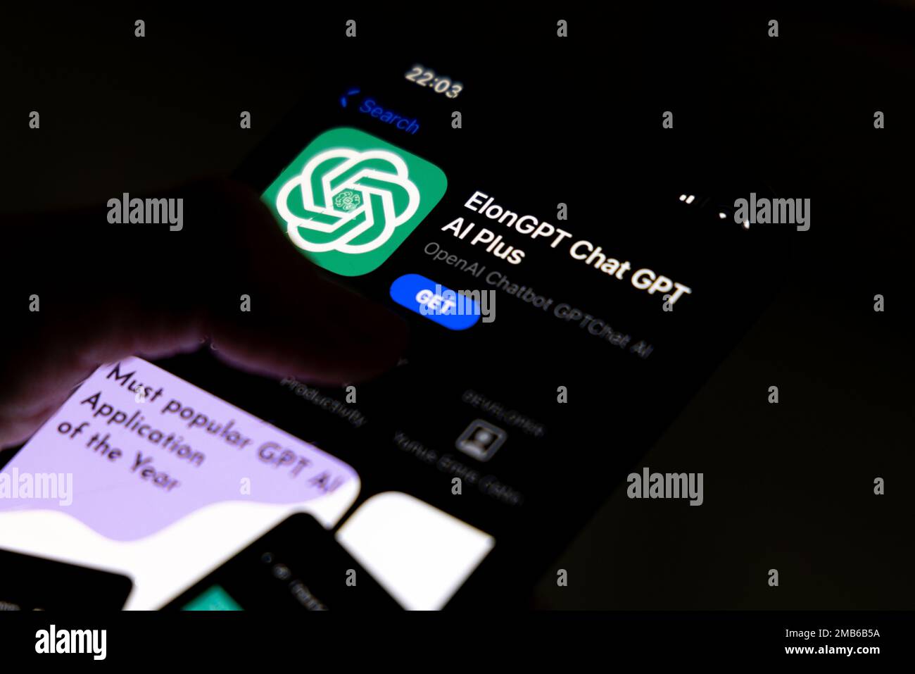 Frauenhand hält ein iPhone mit appstore, ChatGPT und Chat bot Apps, Zeit für künstliche Intelligenz. ElonGPT Chat gpt AI Plus 01.01.2023 Amsterdam Stockfoto
