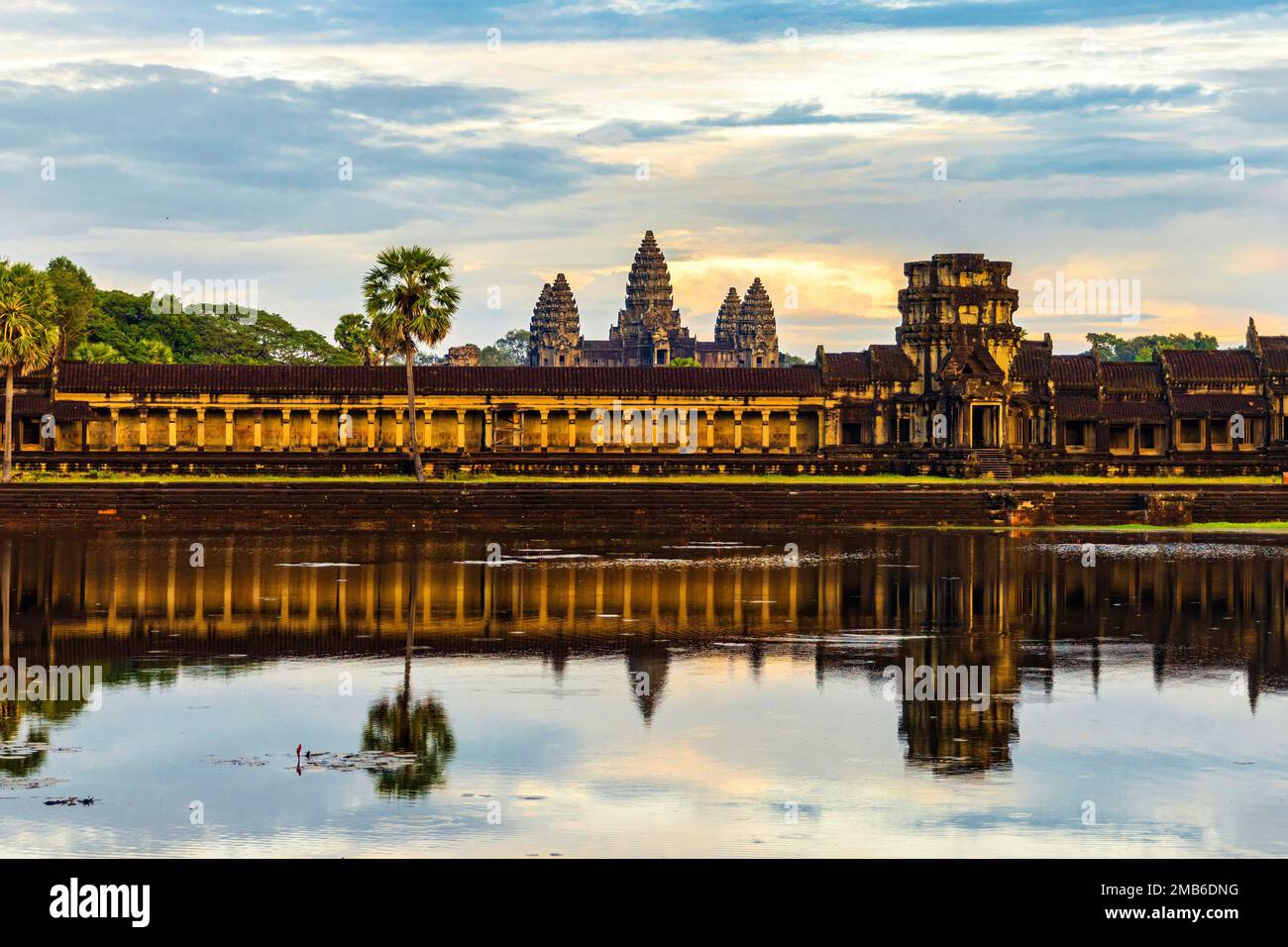 Angkor Wat Tempel, der sich vor Sonnenuntergang im Wasser spiegelt Stockfoto