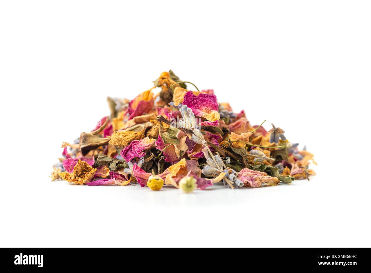 Teehaufen Lavendel, Kamille, Rosenblätter, Minze auf weißem Hintergrund. Stockfoto