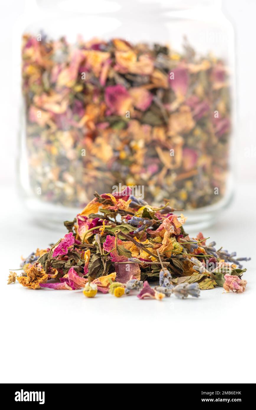 Teehaufen Lavendel, Kamille, Rosenblätter, Minze auf weißem Hintergrund. Stockfoto