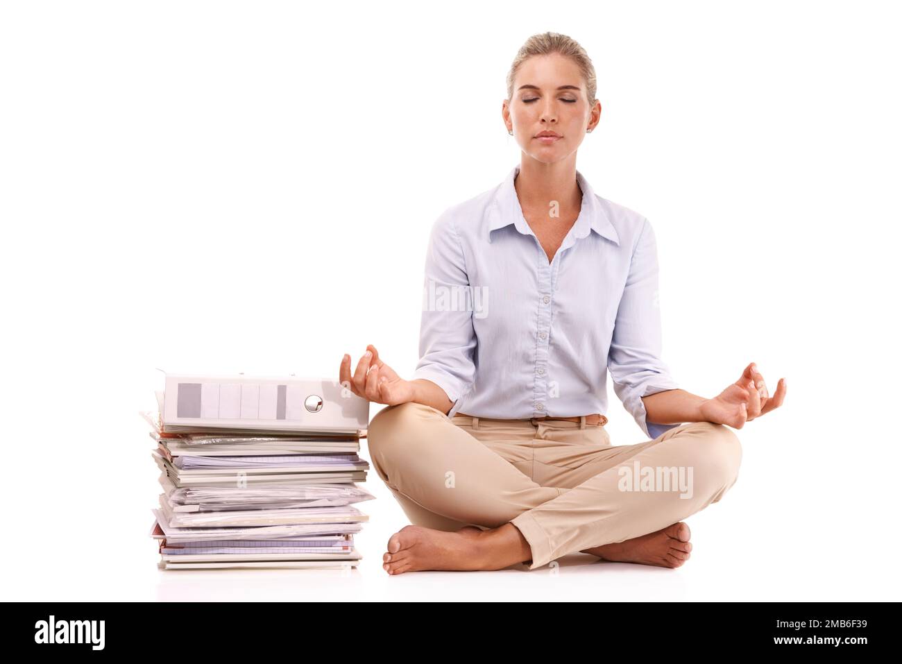 Yoga, Dokumente und Geschäftsfrau Meditation für Arbeit Stresslinderung, psychische Gesundheit Frieden oder Chakra Energie Heilung. Papierstapel, entspann Zen-Einstellung Stockfoto