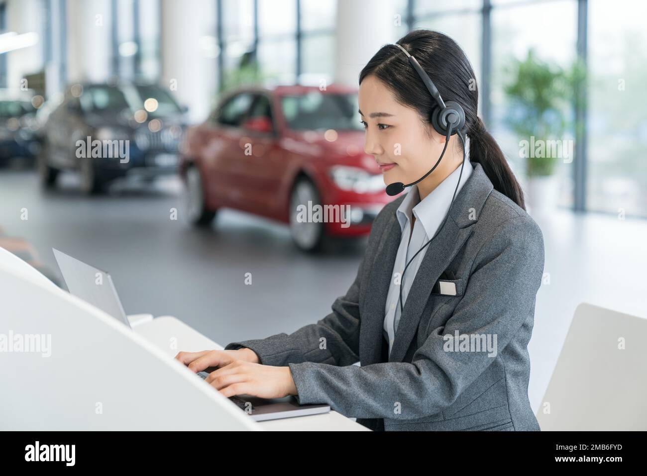 Junge Geschäftsfrauen arbeiten im 4 s Shop Stockfoto