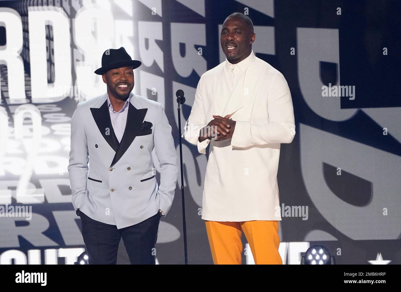 Will Packer, left, and Idris Elba present the award for best new artist at the BET Awards on Sunday, June 26, 2022, at the Microsoft Theater in Los Angeles. (AP Photo/Chris Pizzello) Stockfoto