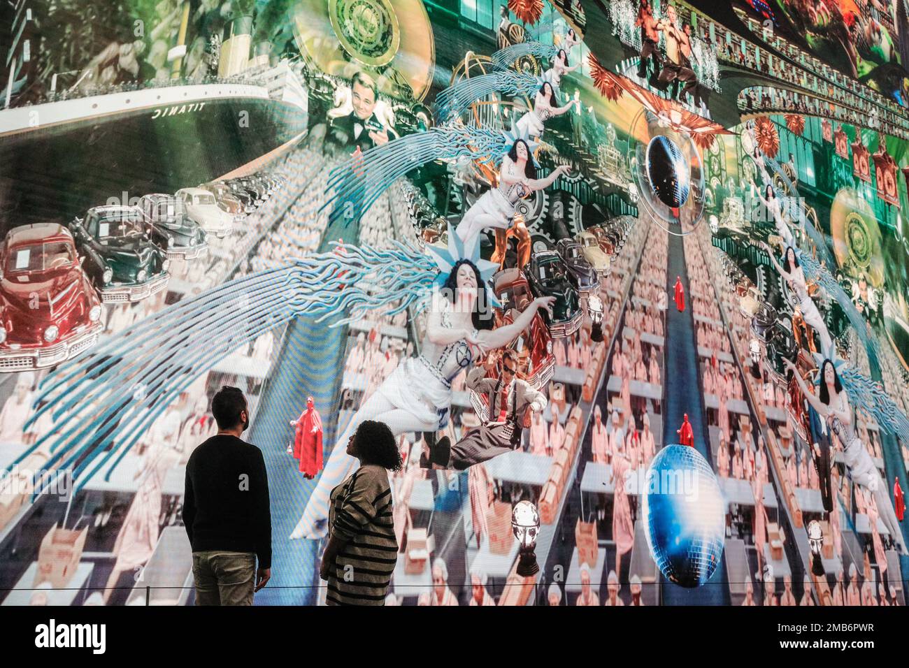 London, Großbritannien. 20. Januar 2023. Mitglieder des Teams posieren mit dem Himmelstor. Das Heavens Gate von Marco Brambilla präsentiert das Spektakel der Hollywood-Traumfabrik als Panorama-Video-Collage. Es ist jetzt auf den großen Bildschirmen im Outernet London unter dem Now Building in der Nähe der Tottenham Court Road Station zu sehen. Kredit: Kunstpresse/Alamy Live News Stockfoto