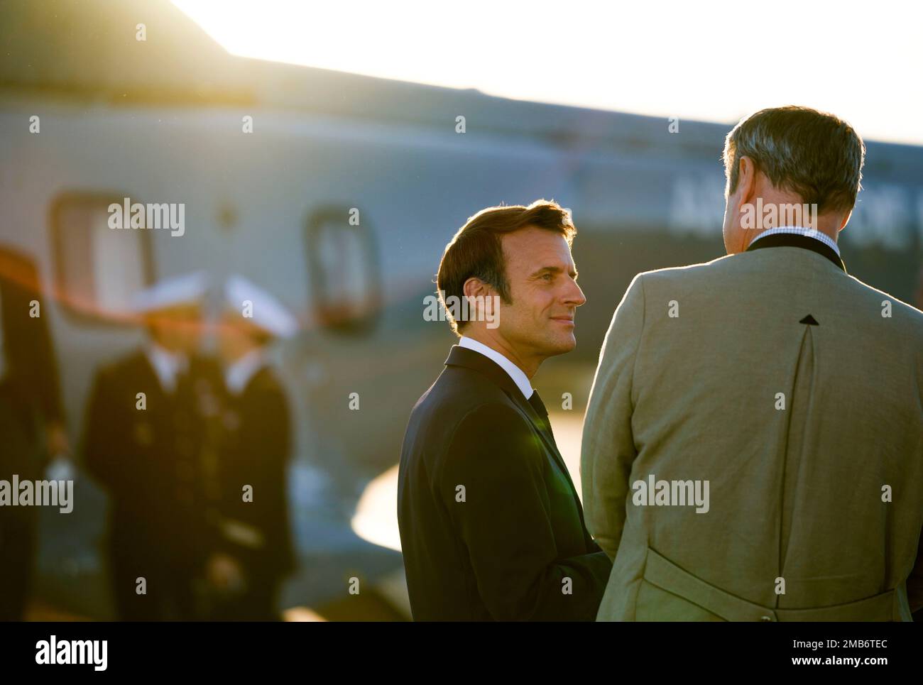 French President Emmanuel Macron, left, speaks with Markus Soeder, Minister-President of Bavaria, as he arrives for a G7 summit at Franz-Joseph-Strauss Airport in Munich, Germany, Saturday, June 25, 2022. The G7 Summit will take place at Castle Elmau near Garmisch-Partenkirchen from June 26 through June 28, 2022. (AP Photo/Markus Schreiber) Stockfoto