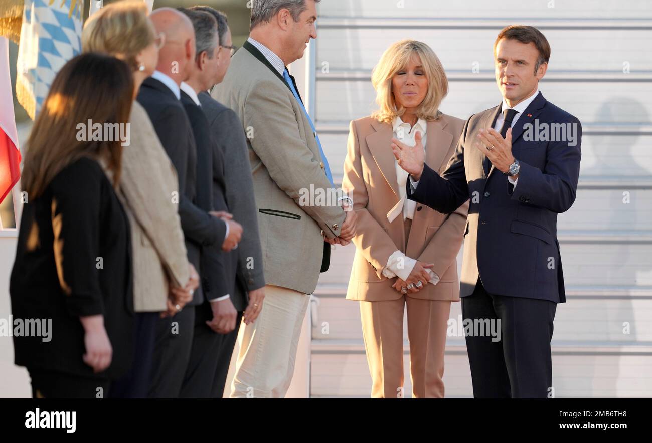 French President Emmanuel Macron, and his wife Brigitte Macron are greeted by Markus Soeder, Minister-President of Bavaria, center, upon arrival for a G7 summit at Franz-Joseph-Strauss Airport in Munich, Germany, Saturday, June 25, 2022. The G7 Summit will take place at Castle Elmau near Garmisch-Partenkirchen from June 26 through June 28, 2022. (AP Photo/Markus Schreiber) Stockfoto