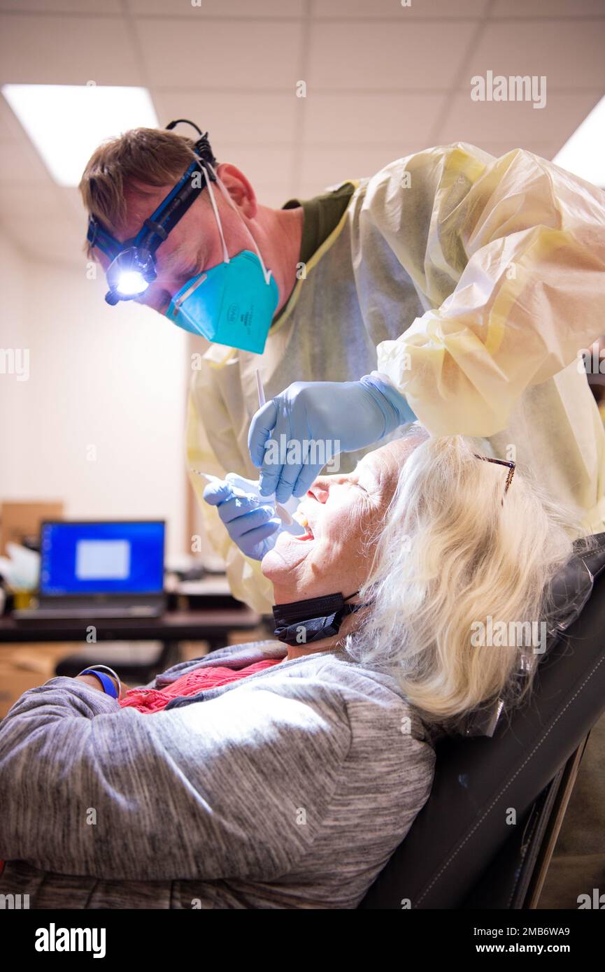 Lieutenant Commander Chris Oswald, Zahnarzt beim United States Navy Reserve, führt am 13. Juni 2022 eine Zahnhygieneprüfung bei Kathleen Richards, die auf Kaua'i wohnhaft ist, in Lihue, Hawai'i, durch. Tropicare 2022 ist eine innovative Übungsübung zur Bereitschaftsplanung und bietet praxisnahe Schulungen in einem gemeinsamen zivilen und militärischen Umfeld und stärkt gleichzeitig die Gemeinschaftsbeziehung durch medizinische, zahnärztliche und optometrische Dienstleistungen für die Menschen von Hawai'i. Stockfoto
