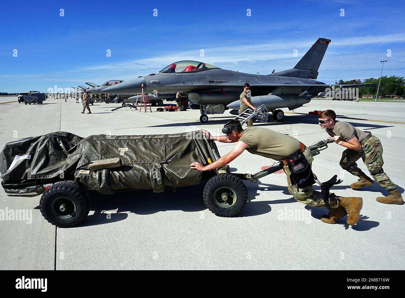 US Air Force Airmen vom 138. Fighter Wing, Oklahoma Air National Guard Base, Tulsa, Oklahoma, führen Agile Combat Employment (ACE) Training durch, während sie Wartungsarbeiten an einem US Air Force F-16 Fighting Falcon durchführen, auch vom 138. Fighter Wing, während Agile Rage 22, Alpena Combat Readiness Training Center, Mich., 13. Juni 2022. Übungen wie Agile Rage 22 definieren die Operationen der Luftwaffe neu und verlagern den Fokus auf dezentrale Befehls- und Kontrollfunktionen für verteilte Operationen. ACE ist die Fähigkeit, Kampfkraft jederzeit und überall zu projizieren und dabei betrieblich unp zu bleiben Stockfoto