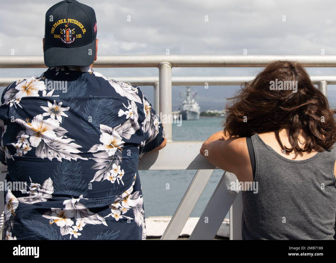 Familienmitglieder, die auf den Arleigh-Burke-Klasse-Raketenzerstörer USS Frank E. Petersen, Jr. warten (DDG 121) Annäherung an den Pier am Joint Base Pearl Harbor-Hickam, Hawaii, 13. Juni 2022. Die USS Frank E. Petersen, Jr. ist nach dem pensionierten Generalleutnant Frank E. Petersen Jr. benannt, der der erste Black USMC-Pilot und der erste Black Marine war, der ein drei-Sterne-General wurde. Petersen hat zwei Kampftouren abgehalten, Korea 1953 und Vietnam 1968. Er flog mehr als 350 Kampfmissionen und hatte mehr als 4.000 Stunden in verschiedenen Jäger- und Angriffsflugzeugen. Stockfoto
