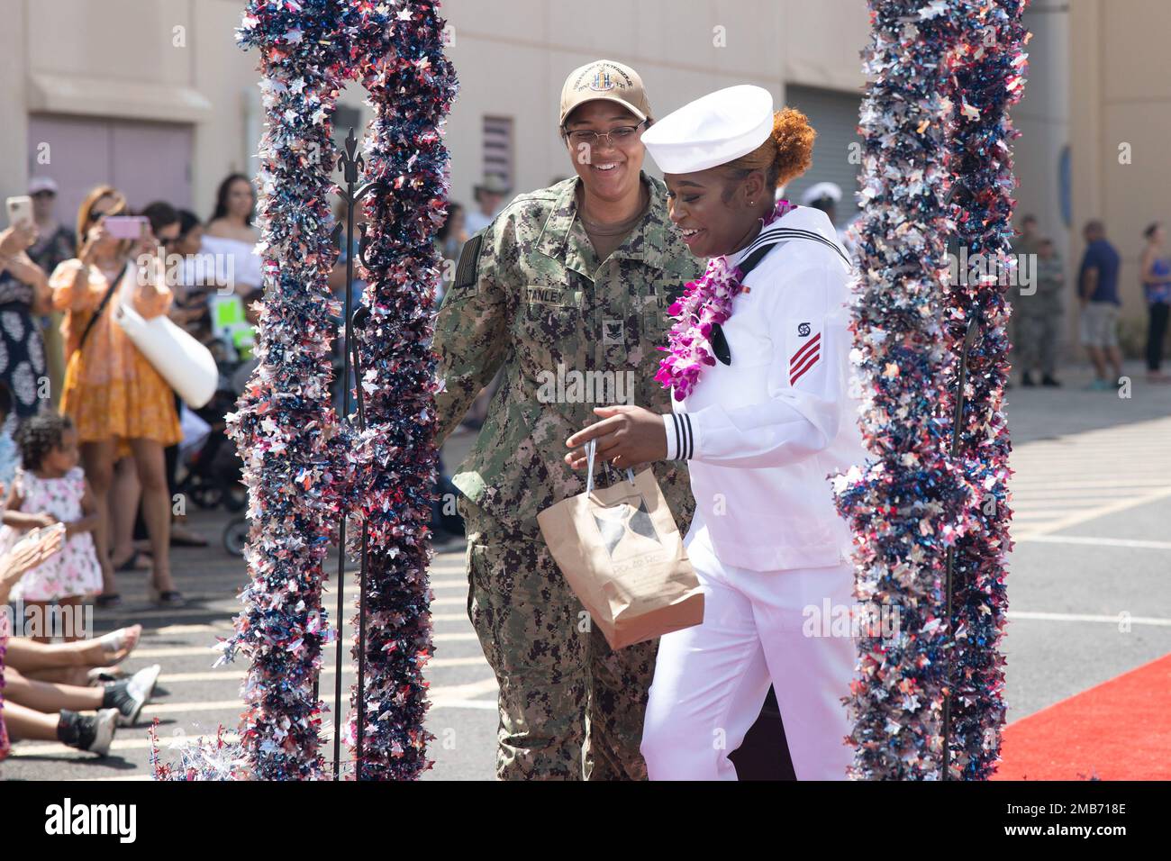 EIN US-AMERIKANISCHER Navy Sailor, dem Arleigh-Burke-Klasse-Guided-Raketen-Zerstörer USS Frank E. Petersen Jr. zugeteilt (DDG 121) trifft sich mit ihrer Familie während der Homecoming-Zeremonie auf der Joint Base Pearl Harbor-Hickam, Hawaii, 13. Juni 2022. Die USS Frank E. Petersen, Jr. ist nach dem US-Pensionär benannt Marinekorps-LT. General Frank E. Petersen, Jr., der erste Schwarze USA Marinekorps-Piloten und der erste Black Marine, der ein drei-Sterne-General wurde. Petersen hat zwei Kampftouren abgehalten: 1953 in Korea und 1968 in Vietnam. Er flog mehr als 350 Kampfmissionen und hatte mehr als 4.000 Stunden in VA Stockfoto