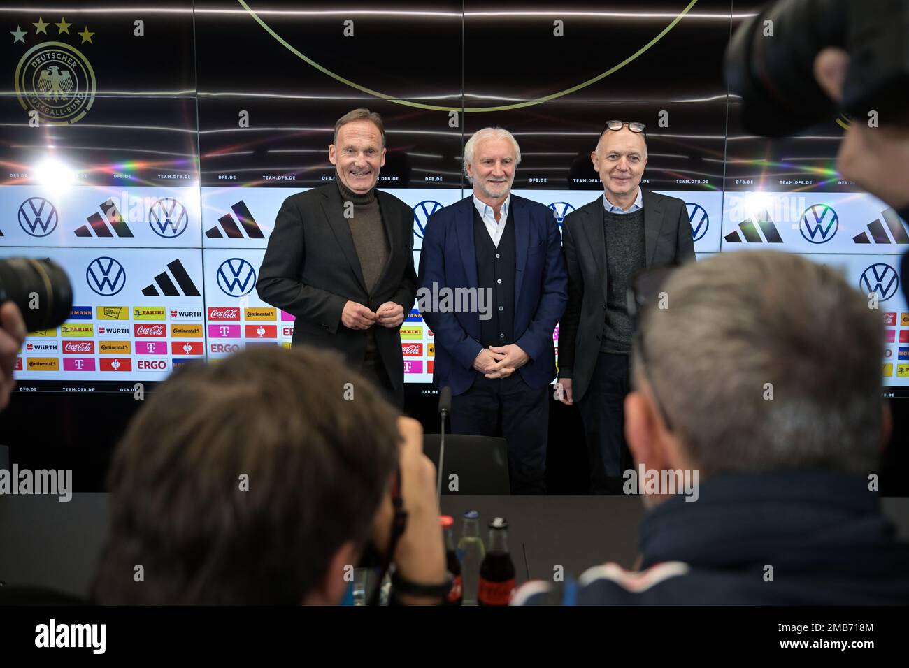 20. Januar 2023, Hessen, Frankfurt/Main: Fußball: DFB-Pressekonferenz auf dem DFB Campus, 1. DFB-Vizepräsident Hans-Joachim Watzke, Rudi Völler, neuer Sportdirektor der nationalen Fußballmannschaft der Männer und DFB-Präsident Bernd Neuendorf (l-r) stehen zusammen. Foto: Sebastian Gollnow/dpa Credit: dpa Picture Alliance/Alamy Live News Stockfoto