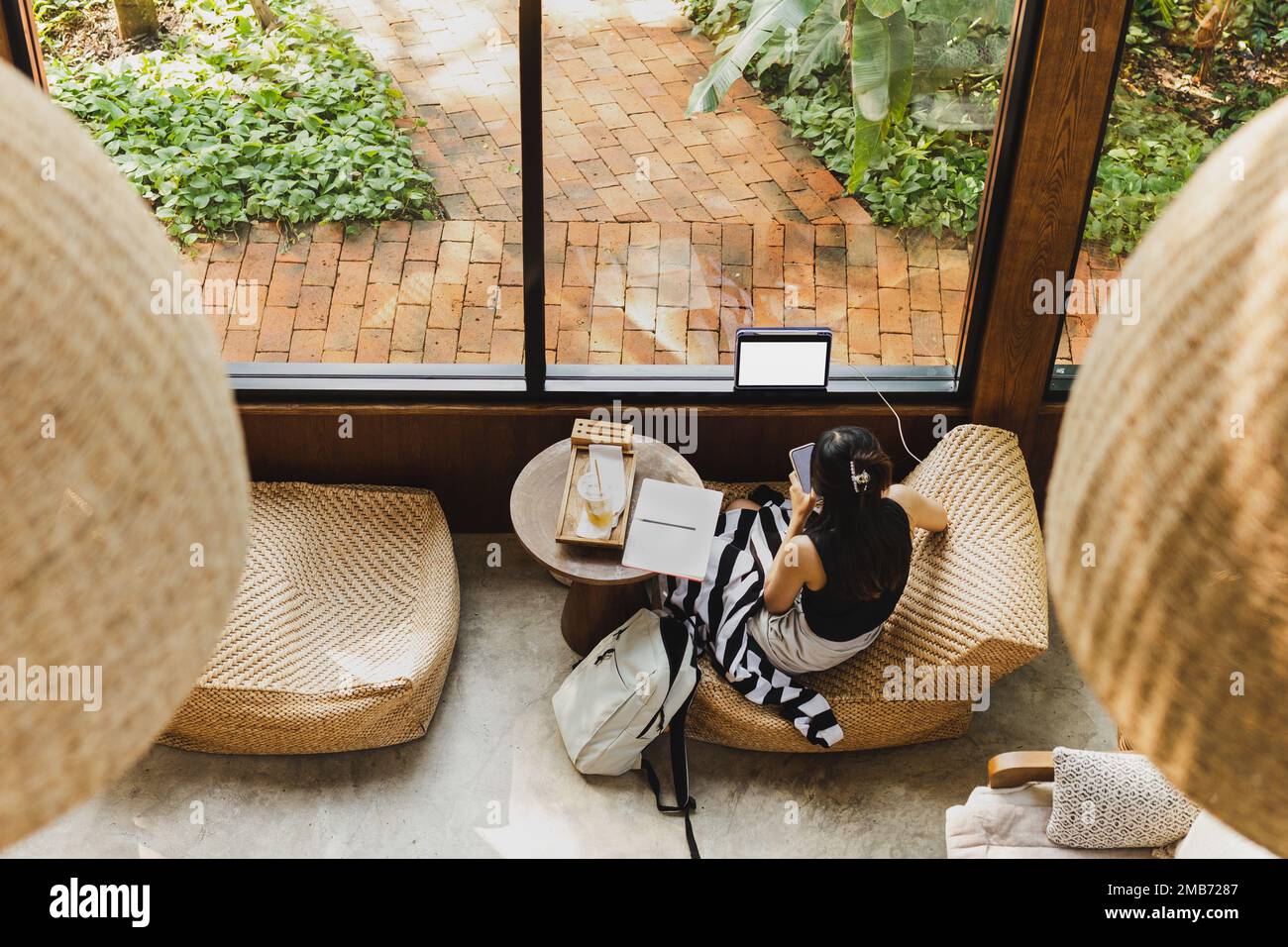Draufsicht einer Frau, die im Café ein Handy benutzt. Stockfoto