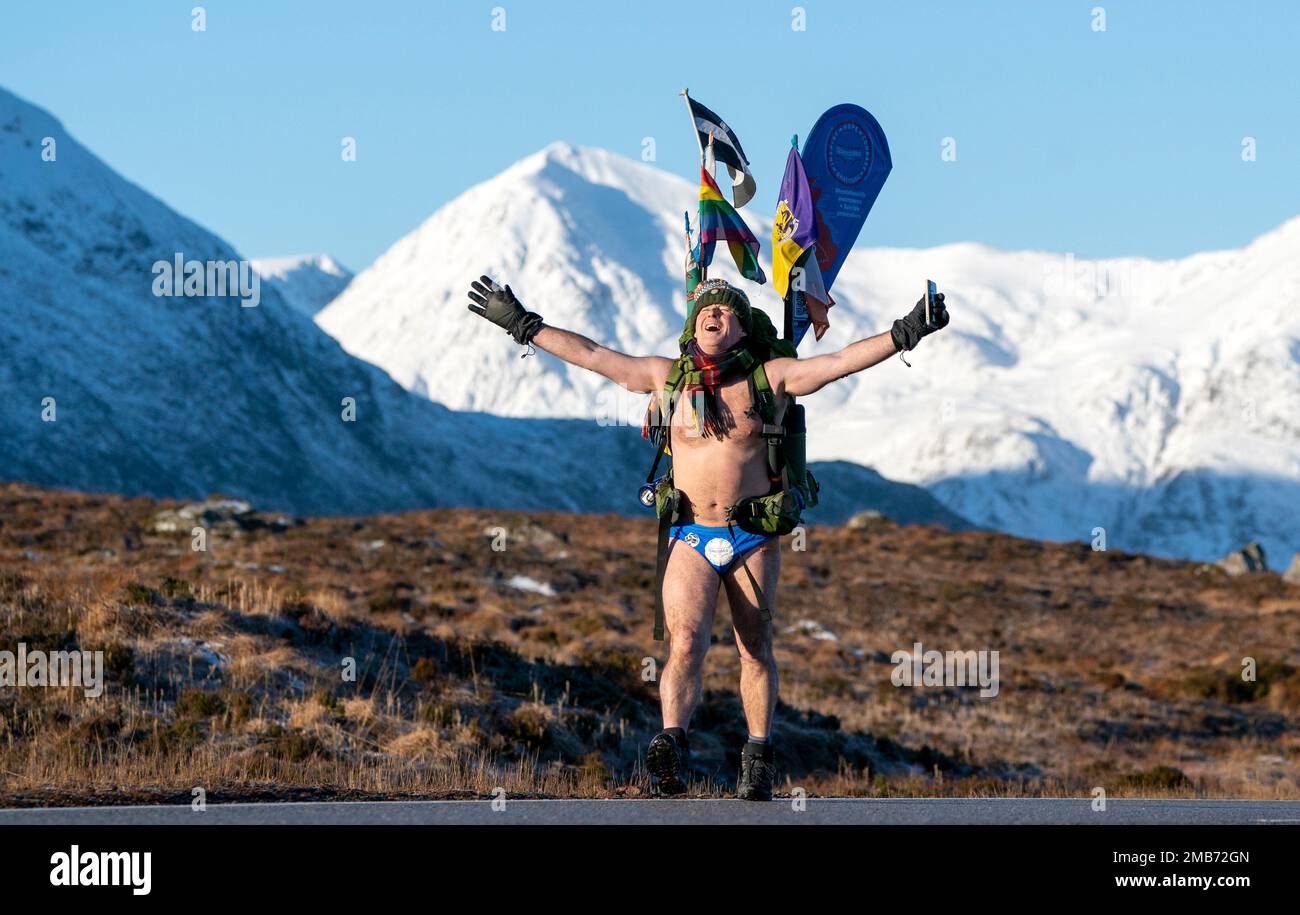 Mick Cullen, auch bekannt als Speedo Mick, läuft unter Null Grad durch Glencoe und trägt nur seine Badehose. Mick läuft 1.000 km von John O'Groats nach Land's End und schließt gleichzeitig die Three-Peak Challenge zur Sketage von Ben Nevis, Scafell Pike und Mount Snowdon ab. Foto: Freitag, 20. Januar 2023. Stockfoto