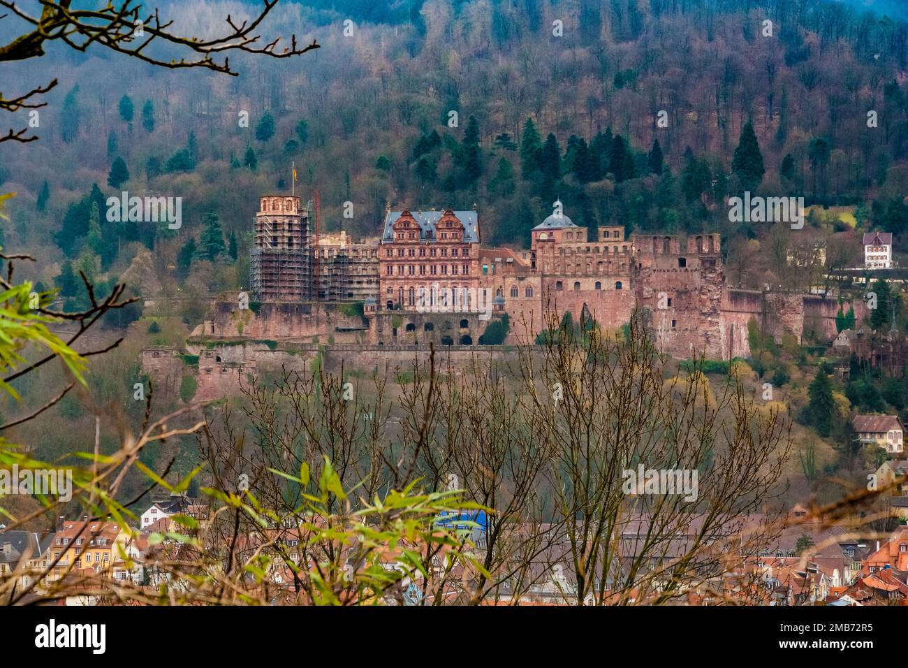 Herrlicher Blick auf die Burgruine Heidelberger Schloss, Deutschland, durch blattlose Bäume im Winter. Von links: Glockenturm, Glashalle, Friedrich's Wing... Stockfoto