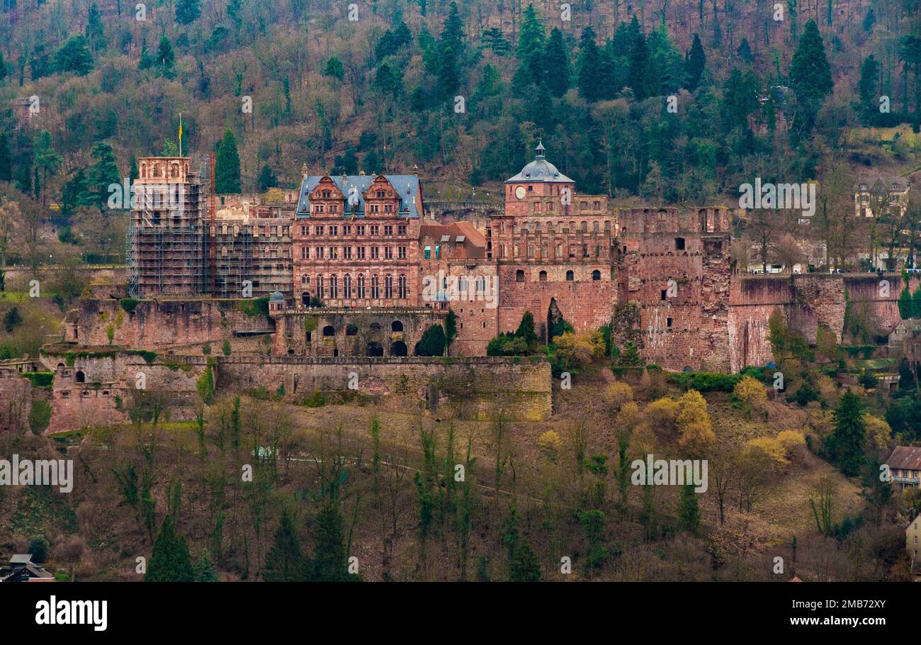 Toller Gesamtblick auf die berühmte Burgruine Heidelberger Schloss in Deutschland. Von links nach rechts: Glockenturm, Glashalle, Friedrich's Wing, Barrel... Stockfoto