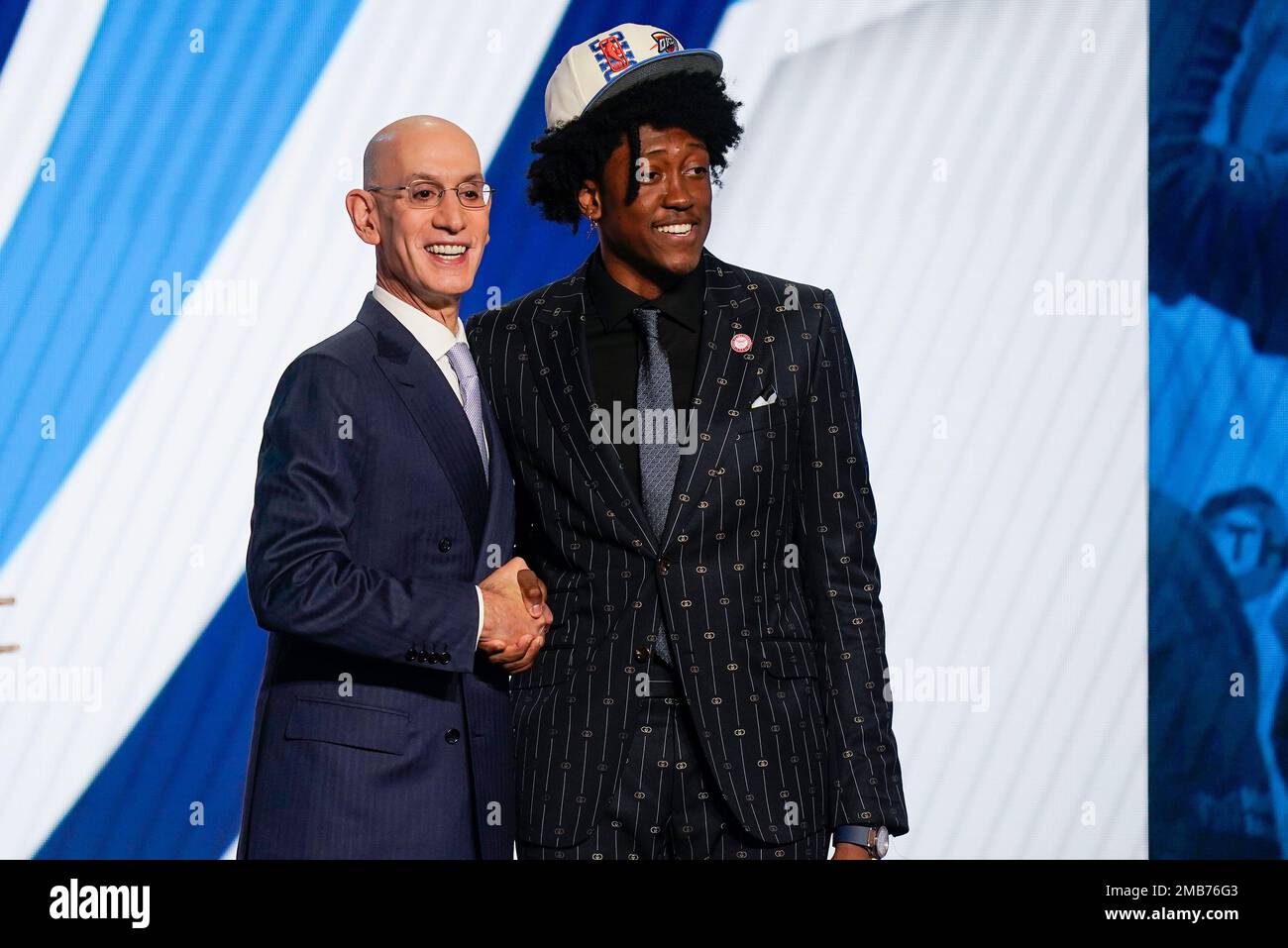 Jalen Williams is congratulated by NBA Commissioner Adam Silver after being selected 12th overall by the Oklahoma City Thunder in the NBA basketball draft, Thursday, June 23, 2022, in New York. (AP Photo/John Minchillo) Stockfoto