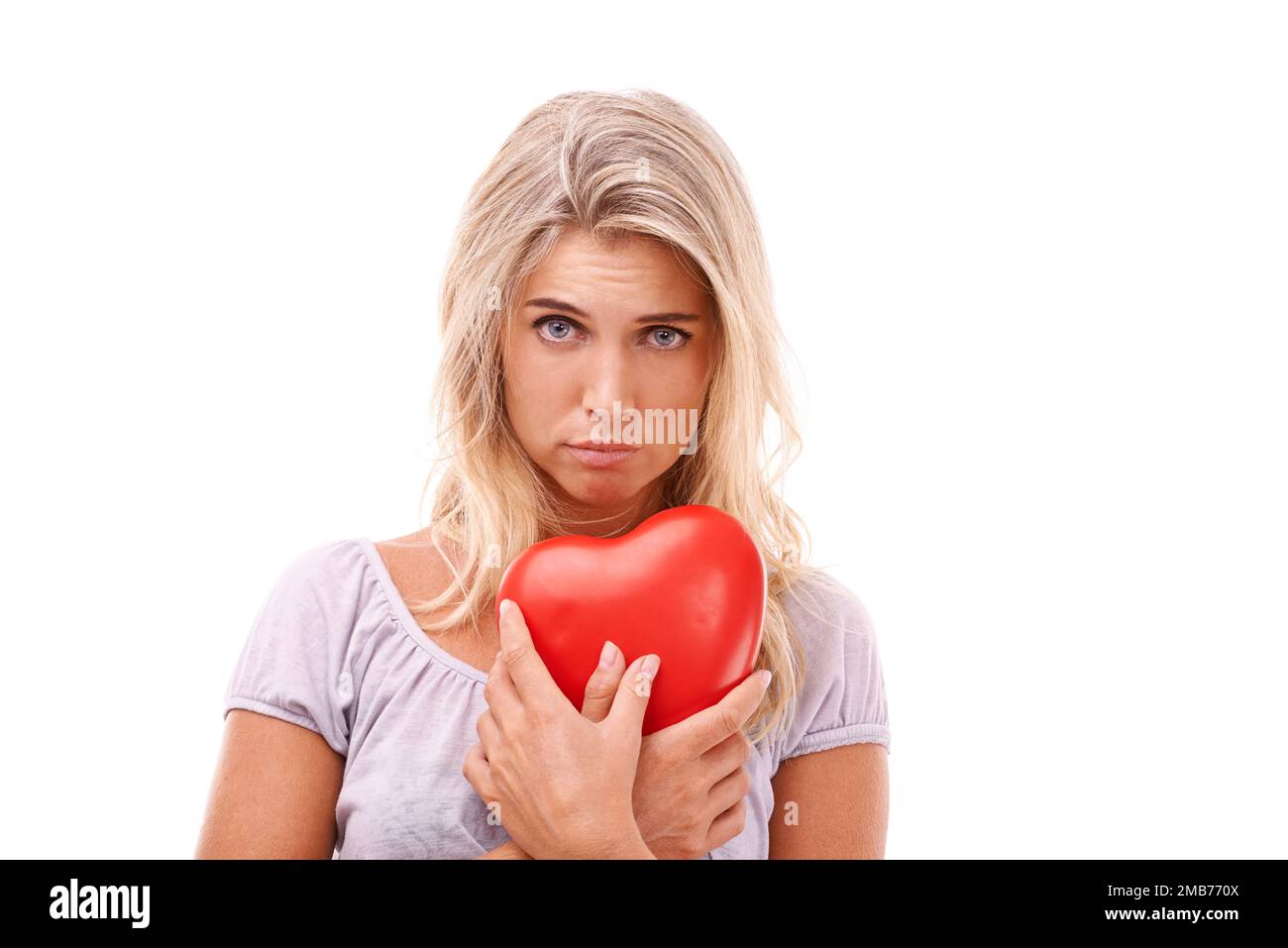 Herz, Liebe und Porträt einer traurigen Frau mit rotem Objekt, romantischem Produkt oder Emoji-Symbol für Valentinstag. Gebrochenes Herz, gebrochenes Herz und Studio Stockfoto