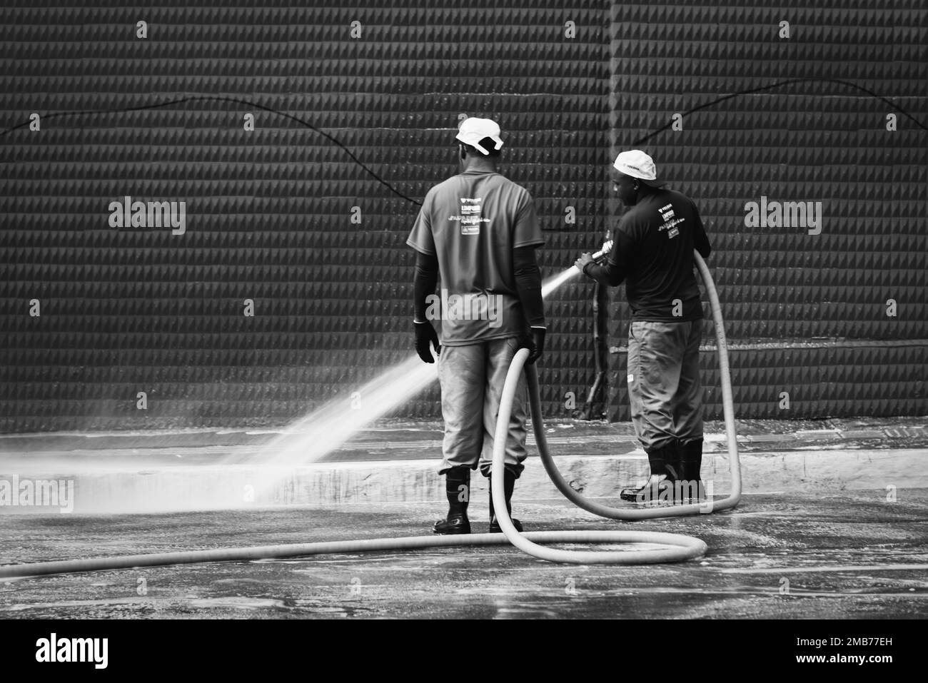 Salvador, Bahia, Brasilien - 09. Februar 2018: Mitarbeiter des Rathauses von Salvador reinigen die Straßen nach der Karnevalsnacht in der Stadt. Stockfoto