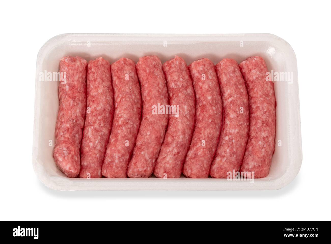 Rohe truthahn- und Schweinefleischwurst in Plastiktablett für den Verkauf im Supermarkt, isoliert auf weißem Boden, mit Schneideweg im Preis inbegriffen Stockfoto