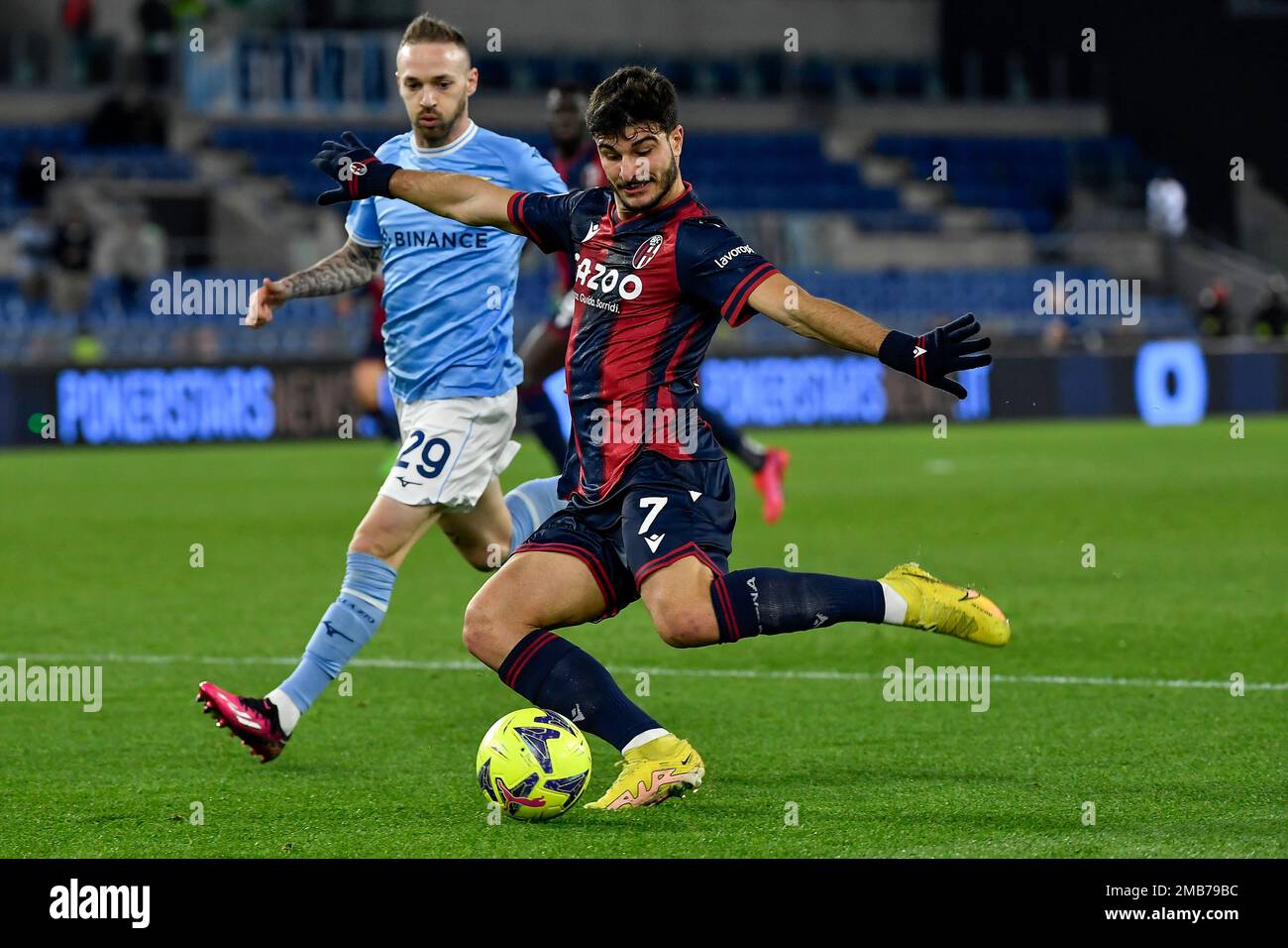 Manuel Lazzari von SS Lazio und Riccardo Orsolini vom FC Bologna während des Fußballspiels des Italy Cup zwischen SS Lazio und Bologna FC im Stadion Olimpico Stockfoto