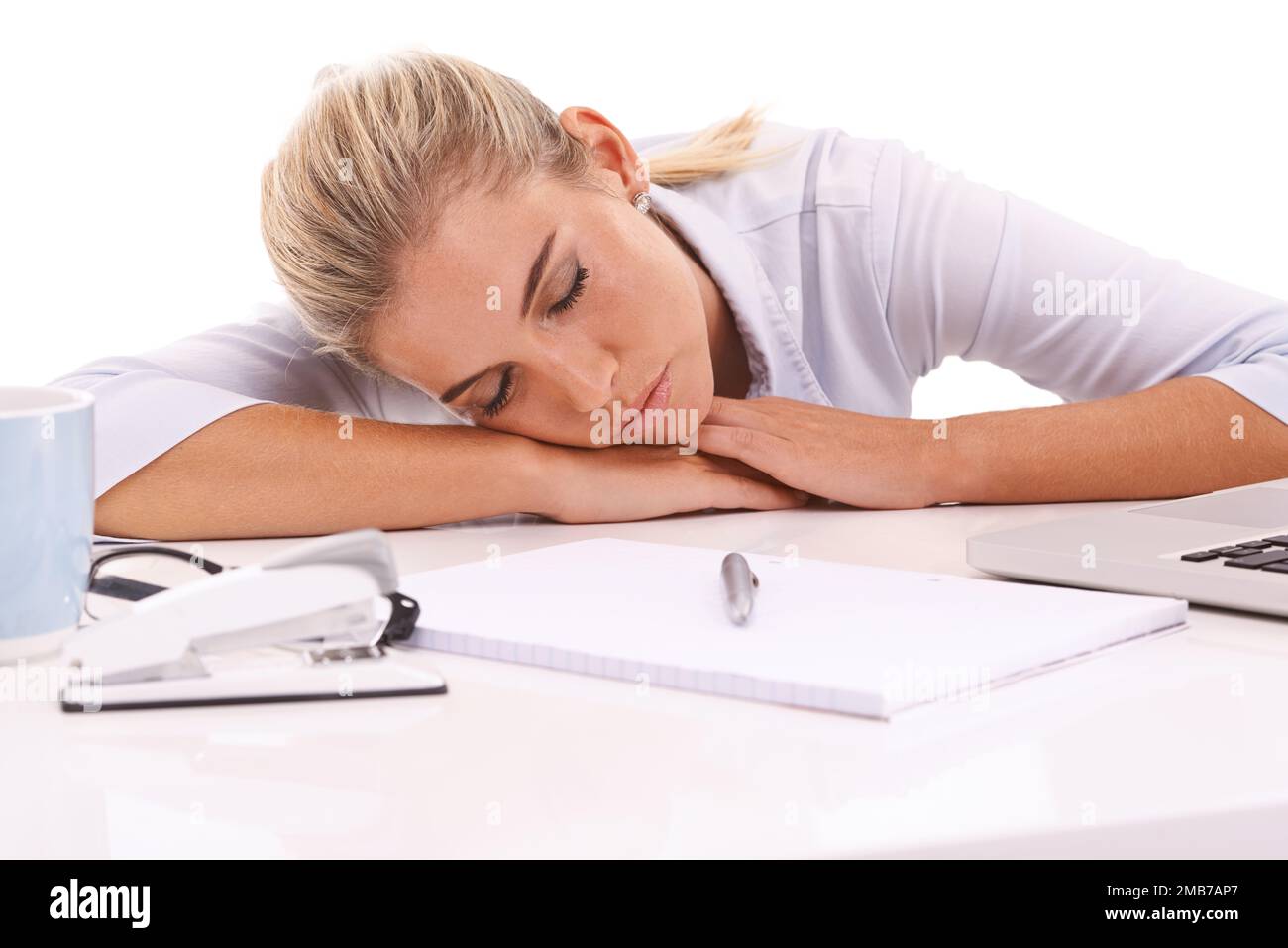 Schlafende, müde Geschäftsfrau mit Notebook für Planung, Schreiben und Arbeiten am Schreibtisch im Studio mit weißem Hintergrund. Mitarbeiter, Mitarbeiter oder Autor mit Stockfoto