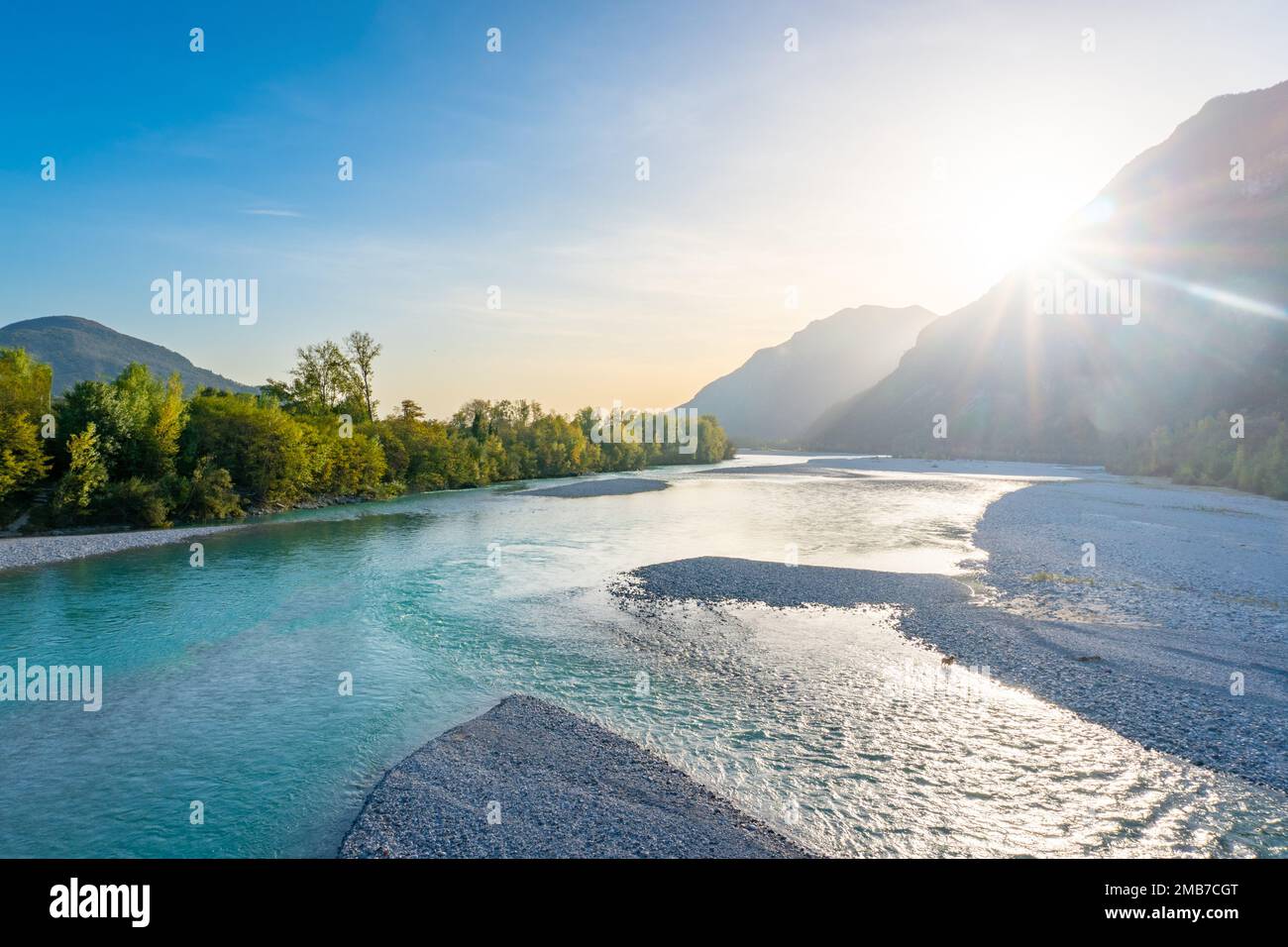 Tagliamento in der Nähe von Venzone in Norditalien im Spätsommer und Herbst. Berühmter Fluss, der die Alpen mit der Adria verbindet. Stockfoto