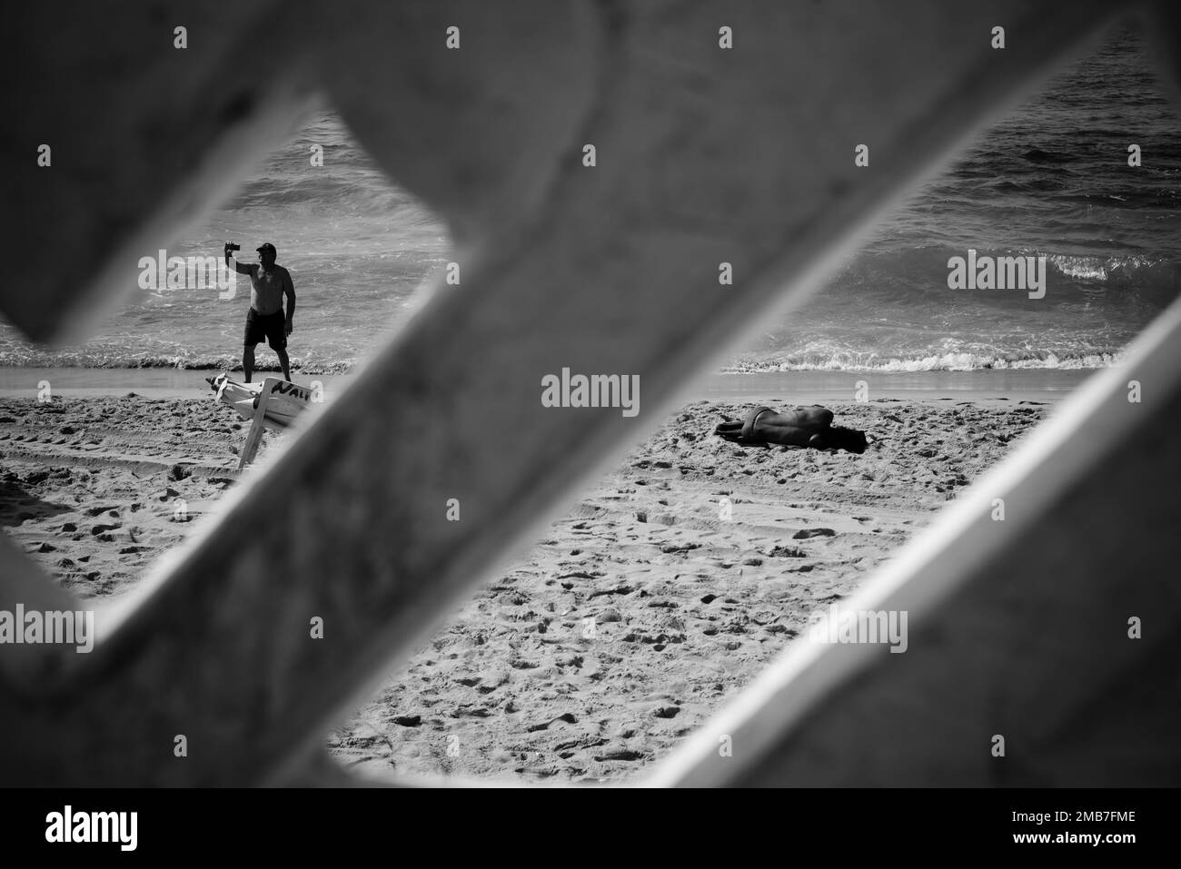 Salvador, Bahia, Brasilien - 09. Februar 2018: Menschen, die nach der Karnevalsnacht in der Stadt Salvador, Bahia, im Sand des Strandes schlafen. Stockfoto