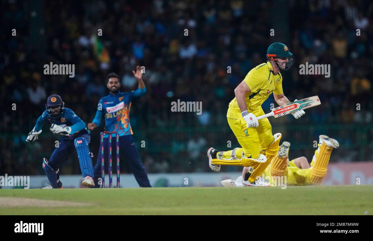 Australia's David Warner, right, successfully makes his ground as batting partner Mitchell Marsh watches following a mixup while running between wickets during the fourth one-day international cricket match between Australia and Sri Lanka in Colombo, Sri Lanka, Tuesday, June 21, 2022. (AP Photo/Eranga Jayawardena) Stockfoto