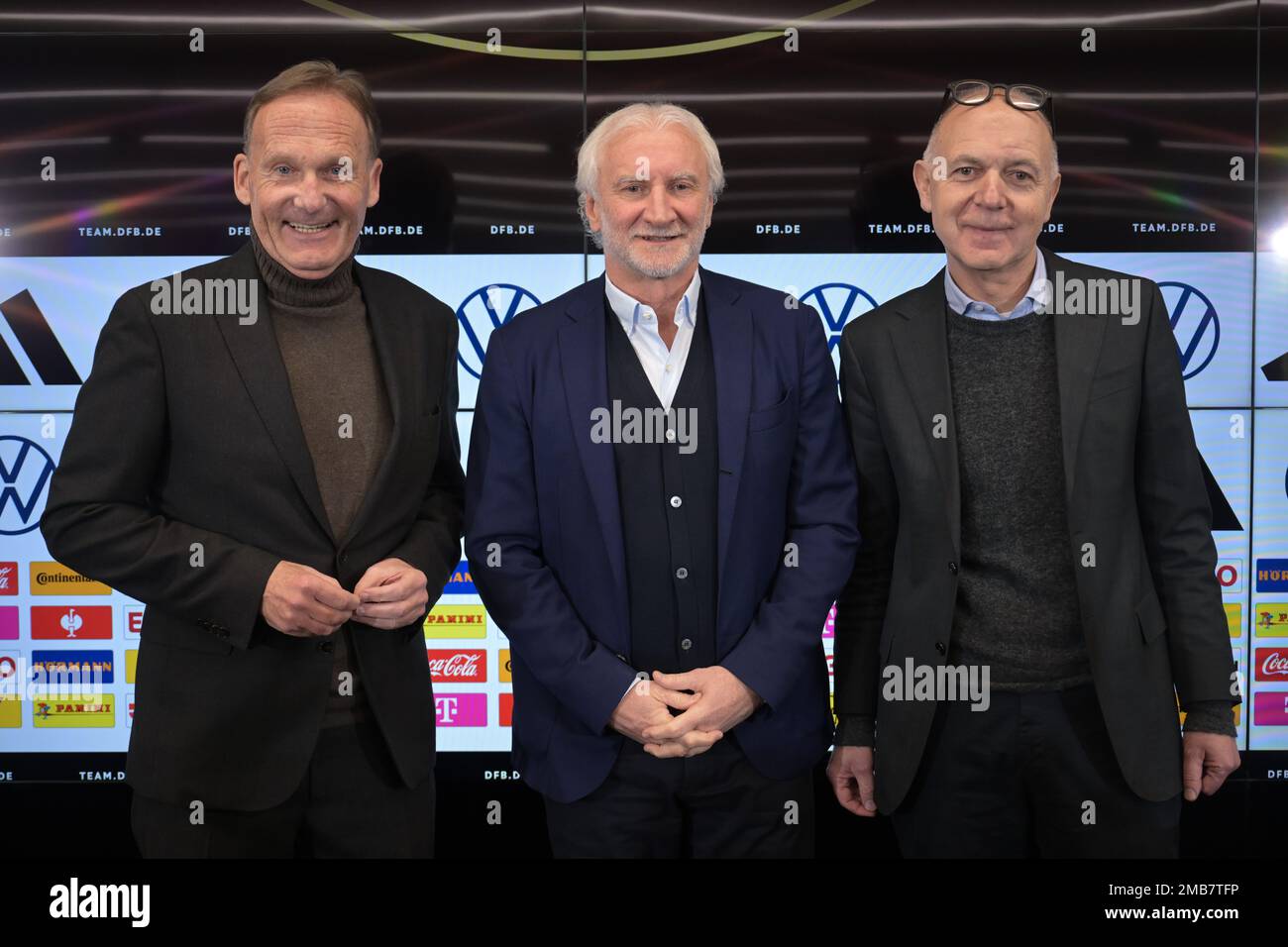 20. Januar 2023, Hessen, Frankfurt/Main: Fußball: DFB-Pressekonferenz auf dem DFB Campus, 1. DFB-Vizepräsident Hans-Joachim Watzke, Rudi Völler, neuer Sportdirektor der nationalen Fußballmannschaft der Männer und DFB-Präsident Bernd Neuendorf (l-r) stehen zusammen. Foto: Sebastian Gollnow/dpa Credit: dpa Picture Alliance/Alamy Live News Stockfoto