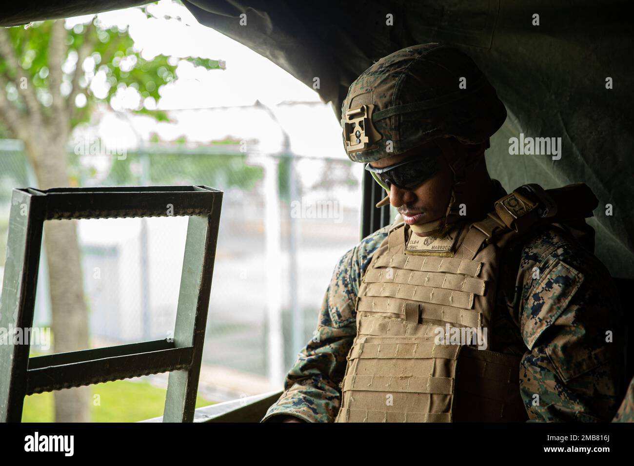 USA Marine Corps Lance CPL. Mohammed Ameen, ein Kraftfahrzeugbetreiber mit dem Combat Logistics Battalion 4, Combat Logistics Regiment 3, 3. Marine Logistics Group, fährt in einem Medium Tactical Vehicle Replacement während der Übung Shinka 22,1, Camp Fuji, Japan, 13. Juni 2022. Shinka ist ein Beispiel für ein gemeinsames Engagement für eine realistische Ausbildung, die tödliche, einsatzbereite und anpassungsfähige Kräfte hervorbringt, die in der Lage sind, dezentralisierte Operationen über ein breites Spektrum von Missionen hinweg durchzuführen. Stockfoto